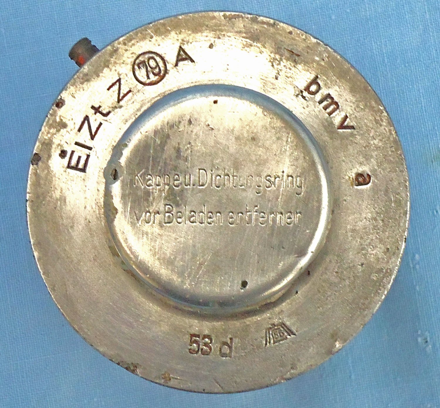 INERT DEACTIVATED, WW2, German No 79A, EiZtZ 79A Electrical Pyrotechnic Bomb Fuze, Safety Cap & Bakelite Transit Container. - O 2211 INERT DEACTIVATED, WW2, German No 79A, EiZtZ 79A Electrical Pyrotechnic Bomb Fuze, Safety Cap & Bakelite Transit Container. - O 2211  Other Ammunition - {CATEGORY}
