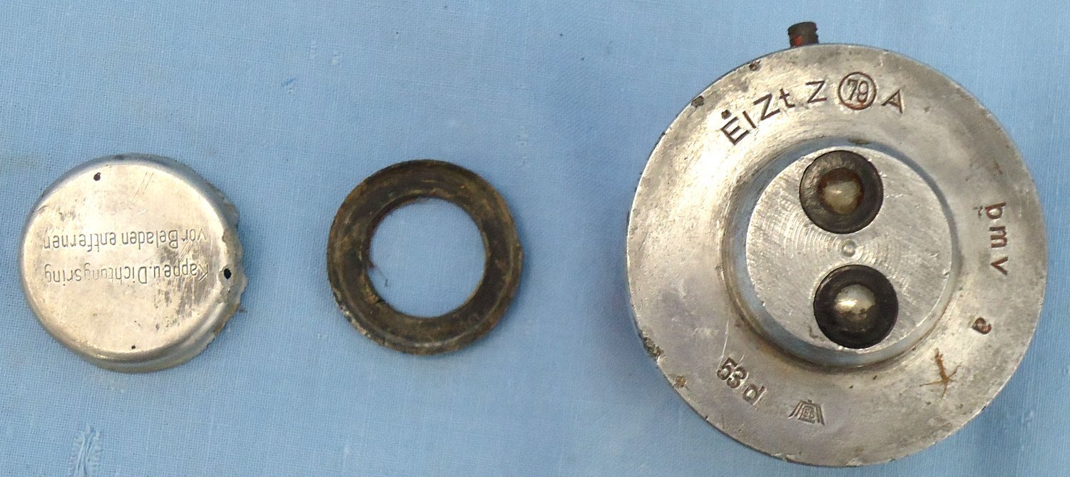 INERT DEACTIVATED, WW2, German No 79A, EiZtZ 79A Electrical Pyrotechnic Bomb Fuze, Safety Cap & Bakelite Transit Container. - O 2211 INERT DEACTIVATED, WW2, German No 79A, EiZtZ 79A Electrical Pyrotechnic Bomb Fuze, Safety Cap & Bakelite Transit Container. - O 2211  Other Ammunition 