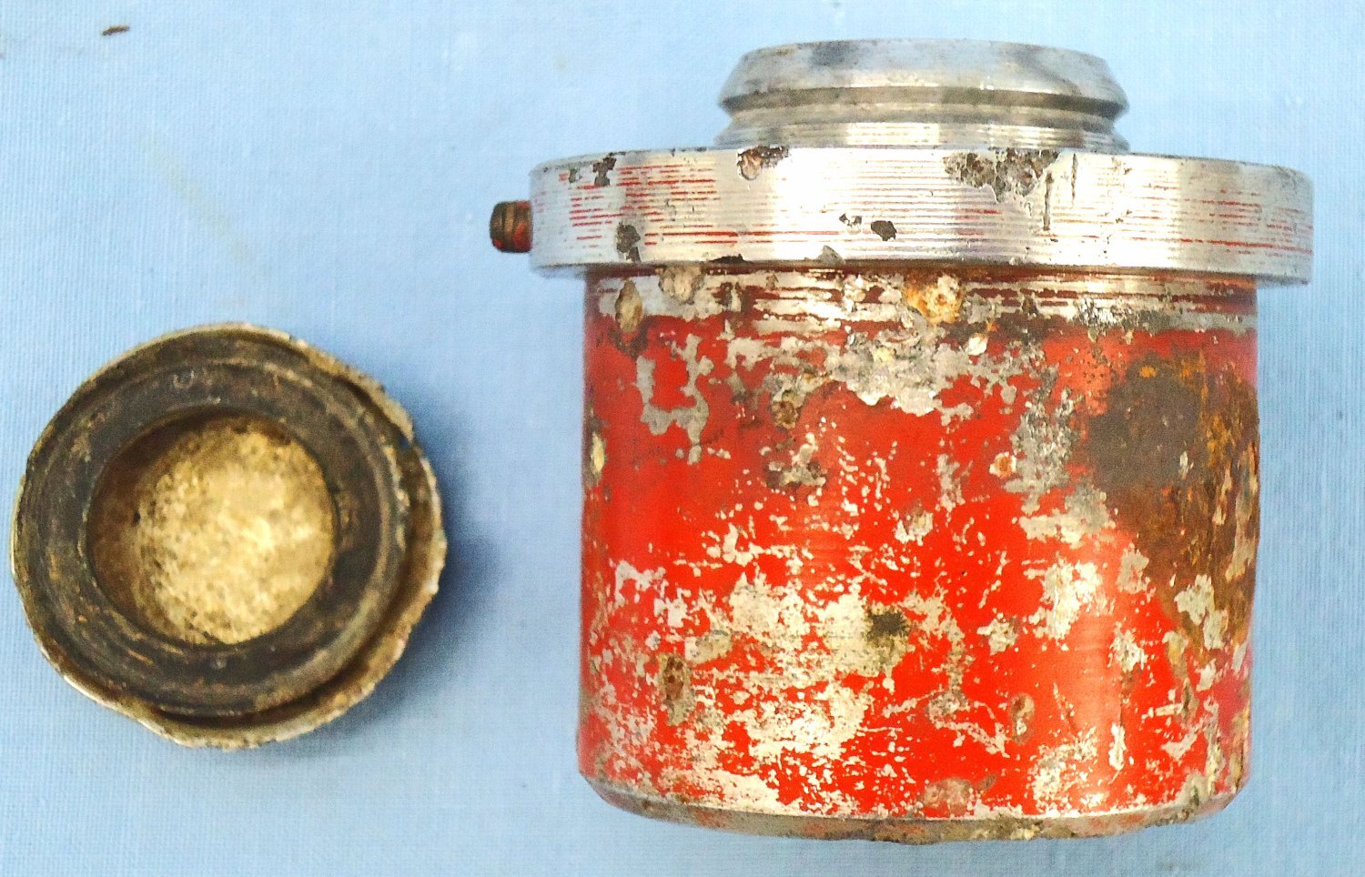 {CATEGORY} - INERT DEACTIVATED, WW2, German No 79A, EiZtZ 79A Electrical Pyrotechnic Bomb Fuze, Safety Cap & Bakelite Transit Container. - O 2211 INERT DEACTIVATED, WW2, German No 79A, EiZtZ 79A Electrical Pyrotechnic Bomb Fuze, Safety Cap & Bakelite Transit Container. - O 2211  Other Ammunition in 