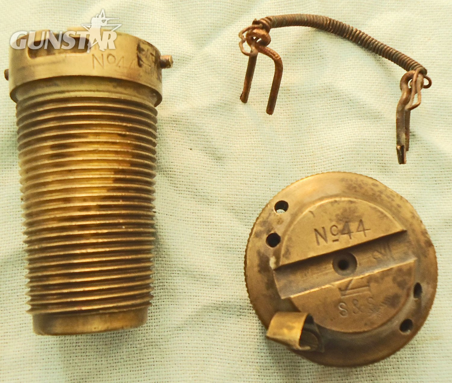 INERT DEACTIVATED. Rare, British, WW1, (1915 Dated), Unfired, British No 44 Mark II Percussion Nose Fuze & Transit Cap For High Explosive & Smoke Rounds. - O 2198 INERT DEACTIVATED. Rare, British, WW1, (1915 Dated), Unfired, British No 44 Mark II Percussion Nose Fuze & Transit Cap For High Explosive & Smoke Rounds. - O 2198  Other Ammunition