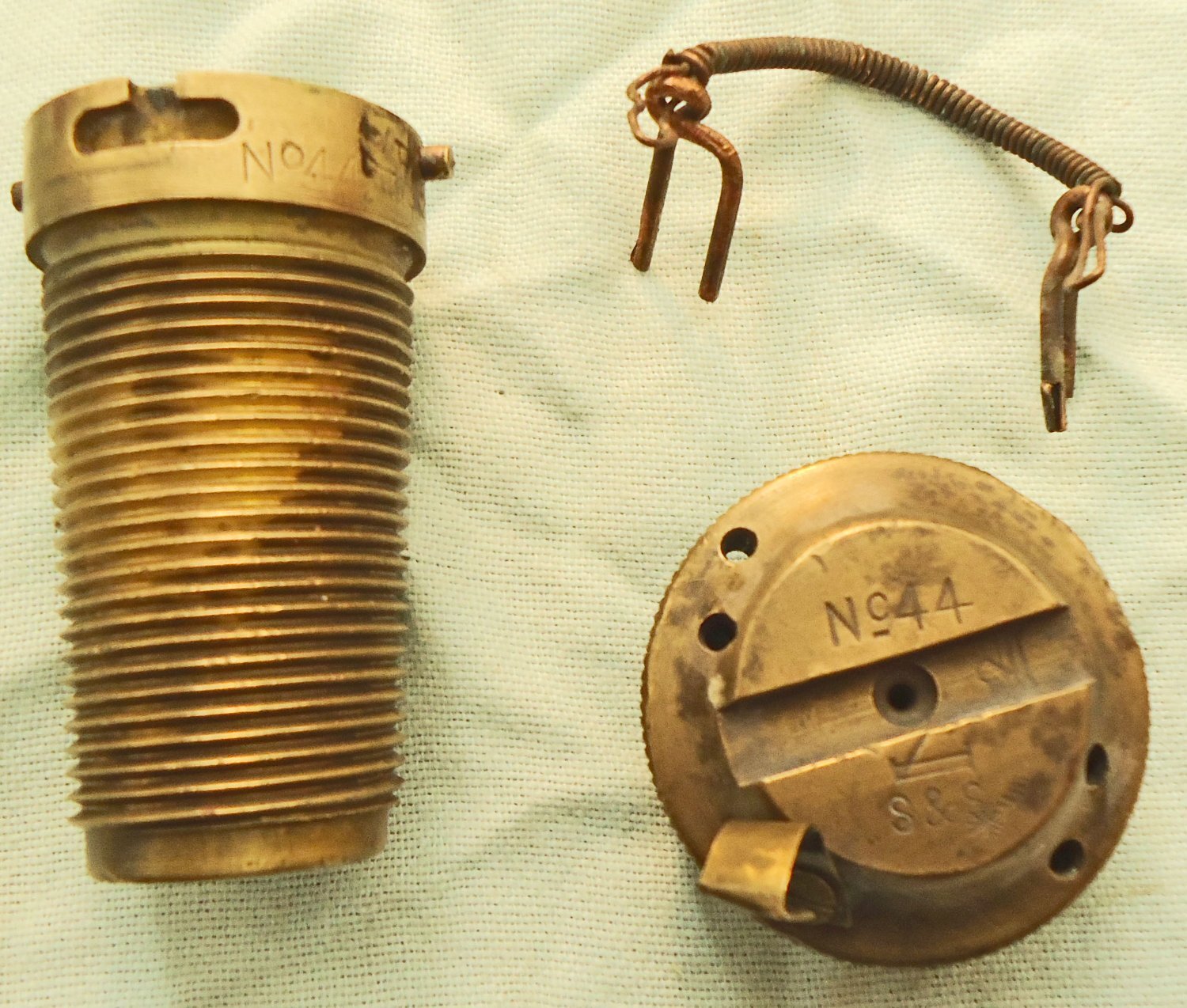 INERT DEACTIVATED. Rare, British, WW1, (1915 Dated), Unfired, British No 44 Mark II Percussion Nose Fuze & Transit Cap For High Explosive & Smoke Rounds. - O 2198 INERT DEACTIVATED. Rare, British, WW1, (1915 Dated), Unfired, British No 44 Mark II Percussion Nose Fuze & Transit Cap For High Explosive & Smoke Rounds. - O 2198  Other Ammunition