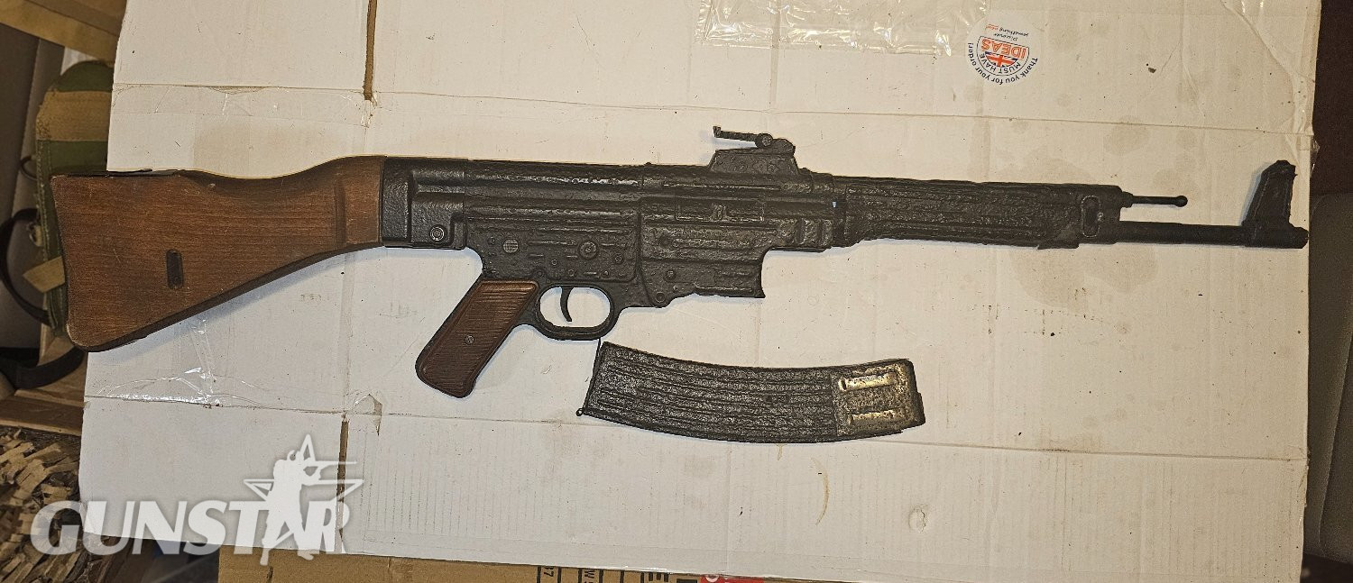 MP44/STG44  Assault Rifle None  Submachine Gun in 
