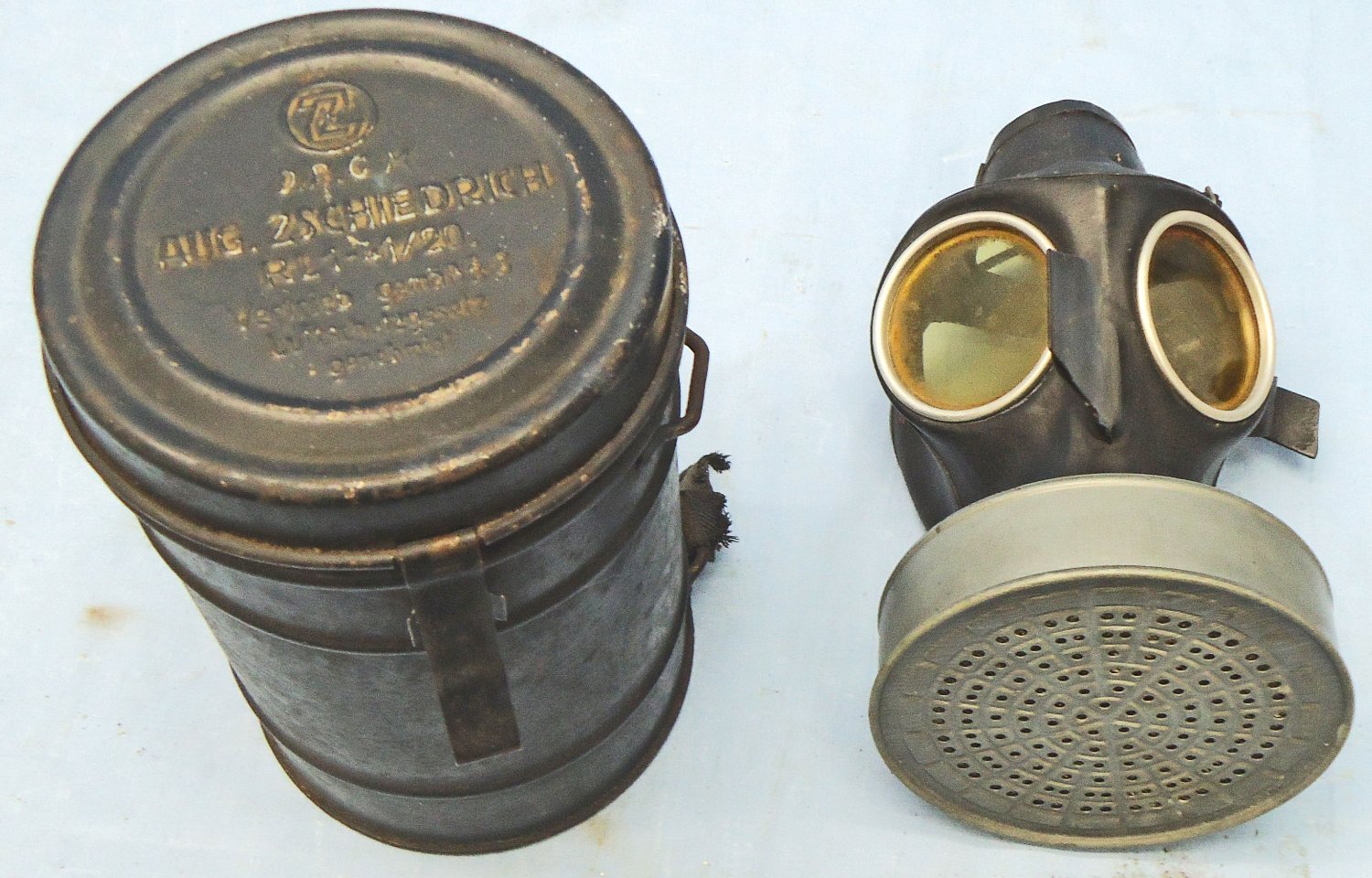 German, WW2, GM38, RL1-41/82 Volksgasmaske (Peoples Gas Mask) Luftschutz Warndienst (LSW) or Air Raid Warning Service with With Steel Carrying Container. Sn - 22846:85 German, WW2, GM38, RL1-41/82 Volksgasmaske (Peoples Gas Mask) Luftschutz Warndienst (LSW) or Air Raid Warning Service with With Steel Carrying Container. Sn - 22846:85 Antique & Militaria - {CATEGORY} in 