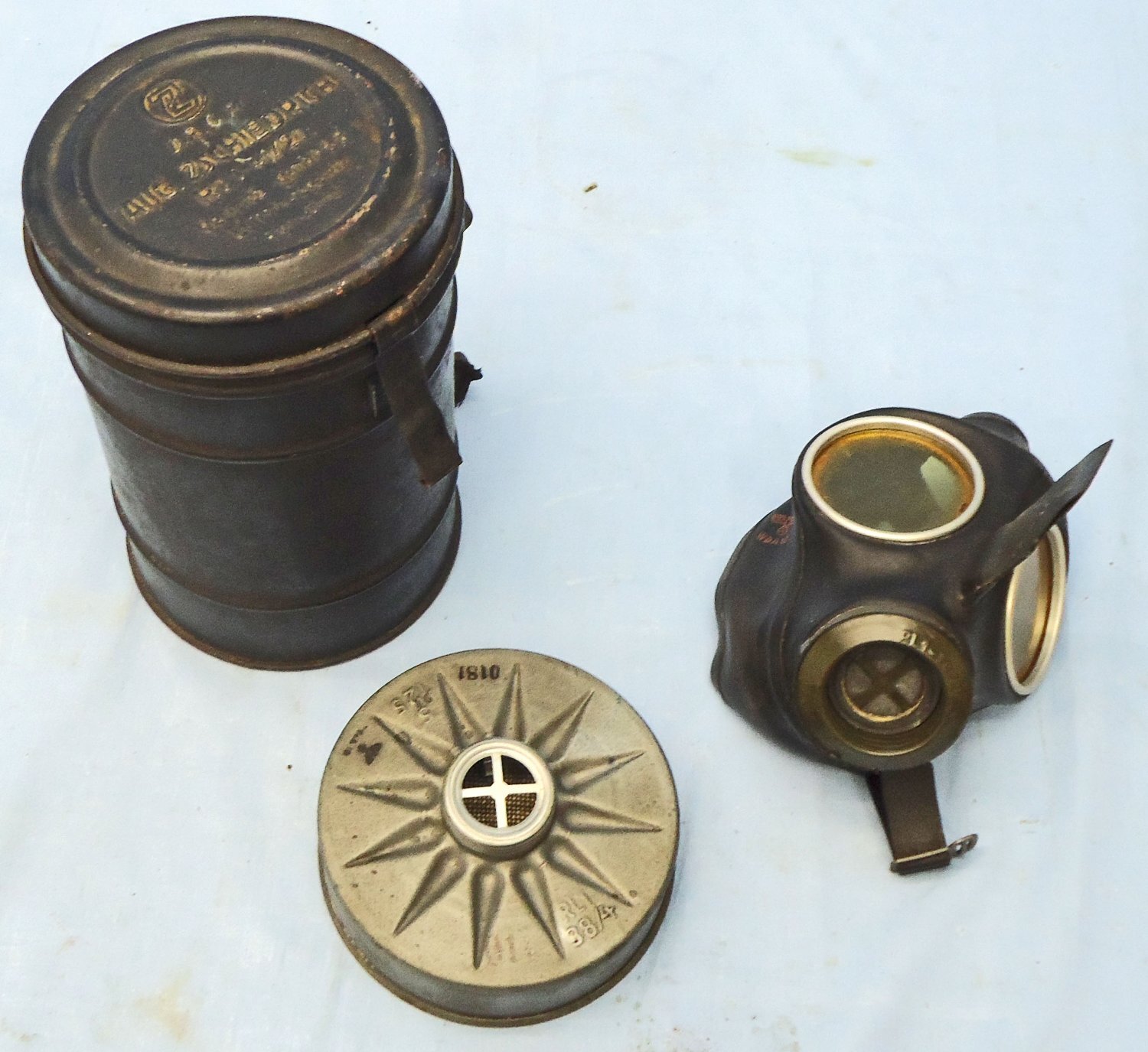 German, WW2, GM38, RL1-41/82 Volksgasmaske (Peoples Gas Mask) Luftschutz Warndienst (LSW) or Air Raid Warning Service with With Steel Carrying Container. Sn - 22846:85 German, WW2, GM38, RL1-41/82 Volksgasmaske (Peoples Gas Mask) Luftschutz Warndienst (LSW) or Air Raid Warning Service with With Steel Carrying Container. Sn - 22846:85 Antique & Militaria - {CATEGORY}
