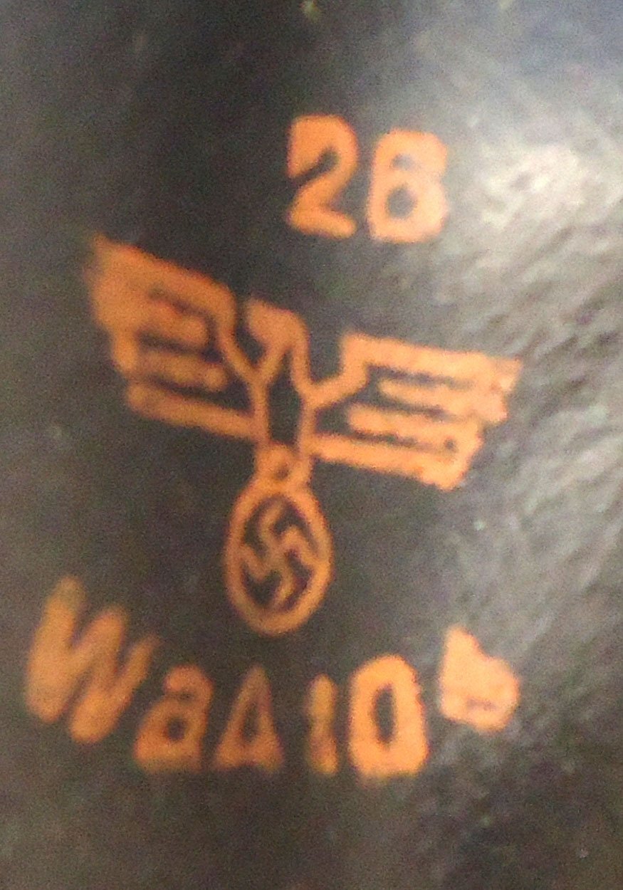 {CATEGORY} - German, WW2, GM38, RL1-41/82 Volksgasmaske (Peoples Gas Mask) Luftschutz Warndienst (LSW) or Air Raid Warning Service with With Steel Carrying Container. Sn - 22846:85 German, WW2, GM38, RL1-41/82 Volksgasmaske (Peoples Gas Mask) Luftschutz Warndienst (LSW) or Air Raid Warning Service with With Steel Carrying Container. Sn - 22846:85 Antique & Militaria in 