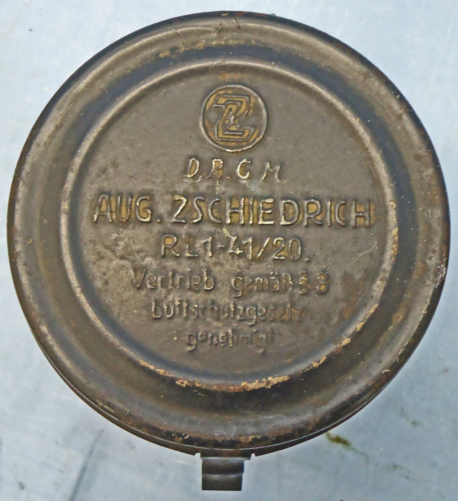 {CATEGORY} - German, WW2, GM38, RL1-41/82 Volksgasmaske (Peoples Gas Mask) Luftschutz Warndienst (LSW) or Air Raid Warning Service with With Steel Carrying Container. Sn - 22846:85 German, WW2, GM38, RL1-41/82 Volksgasmaske (Peoples Gas Mask) Luftschutz Warndienst (LSW) or Air Raid Warning Service with With Steel Carrying Container. Sn - 22846:85 Antique & Militaria