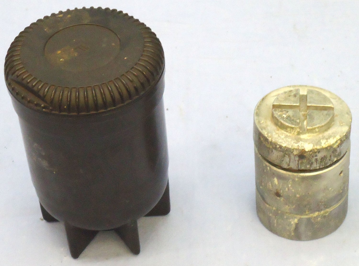INERT DEACTIVATED, WW2, German FZ60 Clockwork Bomb Fuze for Air Dropped Containers and Bakelite Transit Container. - O 2149 INERT DEACTIVATED, WW2, German FZ60 Clockwork Bomb Fuze for Air Dropped Containers and Bakelite Transit Container. - O 2149  Other Ammunition - {CATEGORY} in 