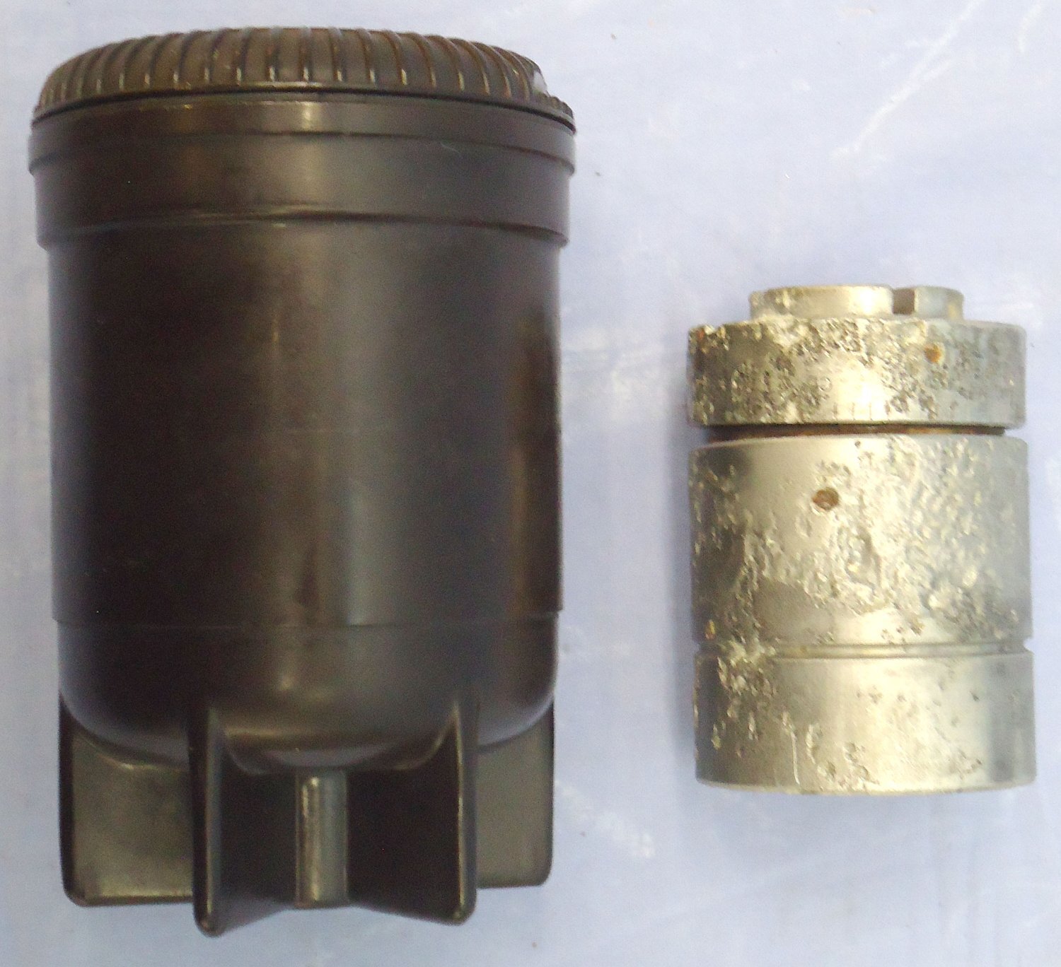 INERT DEACTIVATED, WW2, German FZ60 Clockwork Bomb Fuze for Air Dropped Containers and Bakelite Transit Container. - O 2149 INERT DEACTIVATED, WW2, German FZ60 Clockwork Bomb Fuze for Air Dropped Containers and Bakelite Transit Container. - O 2149  Other Ammunition - {CATEGORY}