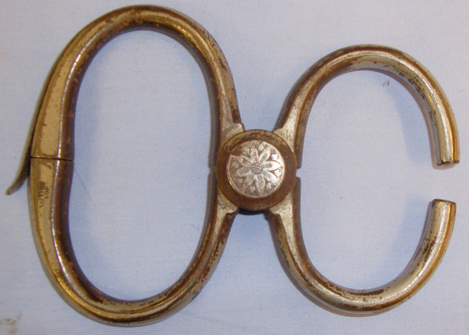  C1880 Hiatt ‘Come Along’ Victorian Handcuffs. PO 109. C1880 Hiatt ‘Come Along’ Victorian Handcuffs. PO 109. Antique & Militaria