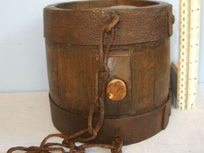 C1750 British Royal Navy Oak Black Powder Keg With Carry Chain & Cork Stopper. C1750 British Royal Navy Oak Black Powder Keg With Carry Chain & Cork Stopper. Antique & Militaria