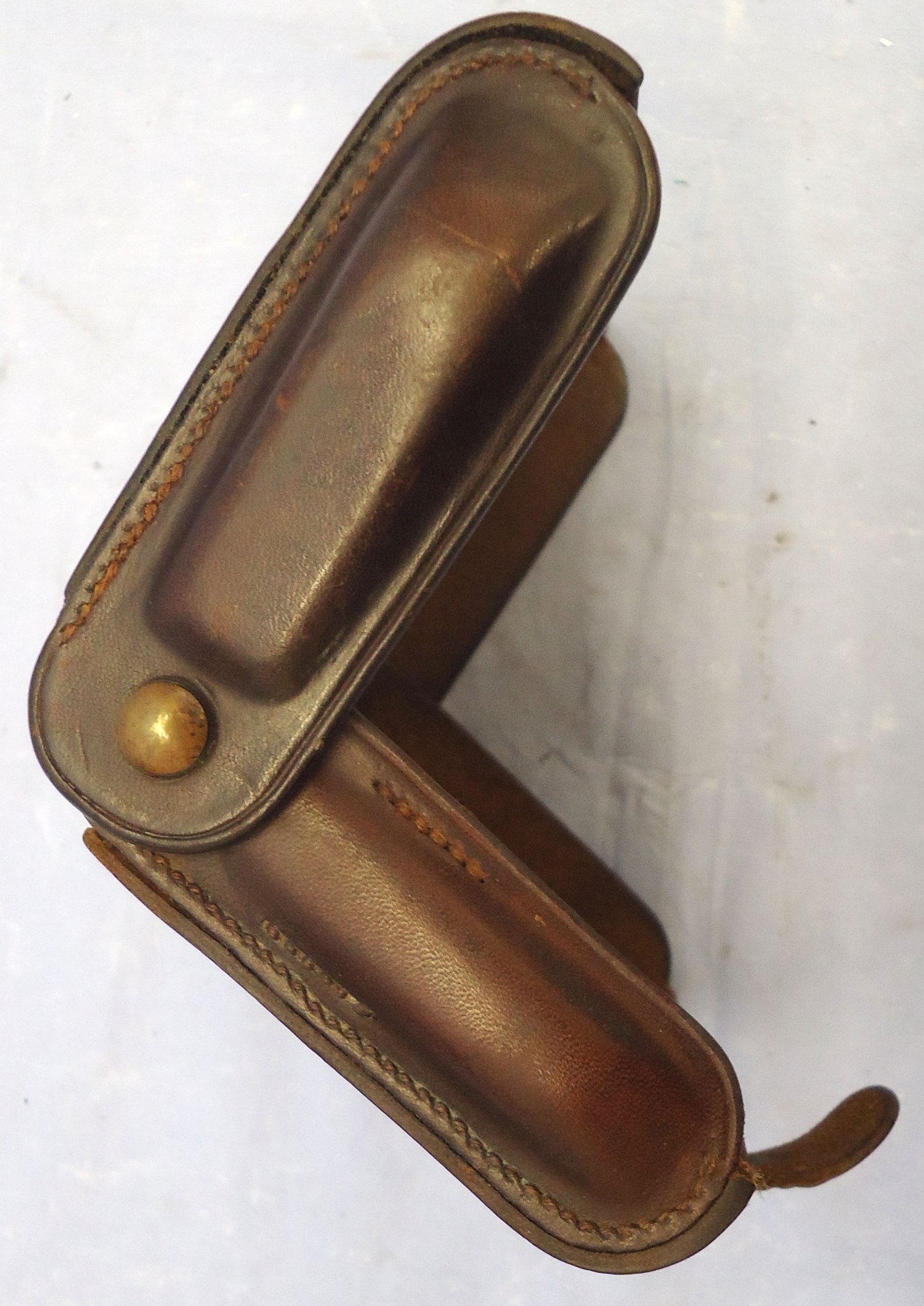 {CATEGORY} - American, U.S.Army, 1902 Pattern Leather 20 Round McKeever Ammunition Pouch by Rock Island Arsenal 1904. Sn - 22064 American, U.S.Army, 1902 Pattern Leather 20 Round McKeever Ammunition Pouch by Rock Island Arsenal 1904. Sn - 22064245 Other Accessory