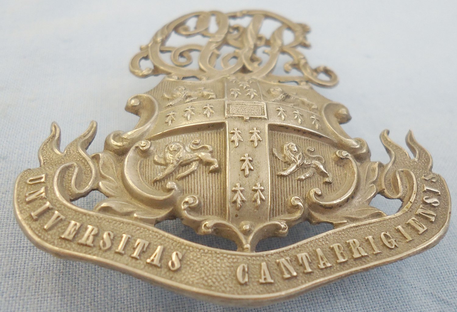 Cambridge University Rifle Volunteers White Metal Shoulder Belt Plate. Sn 7530. Cambridge University Rifle Volunteers White Metal Shoulder Belt Plate. Sn 7530. Antique & Militaria