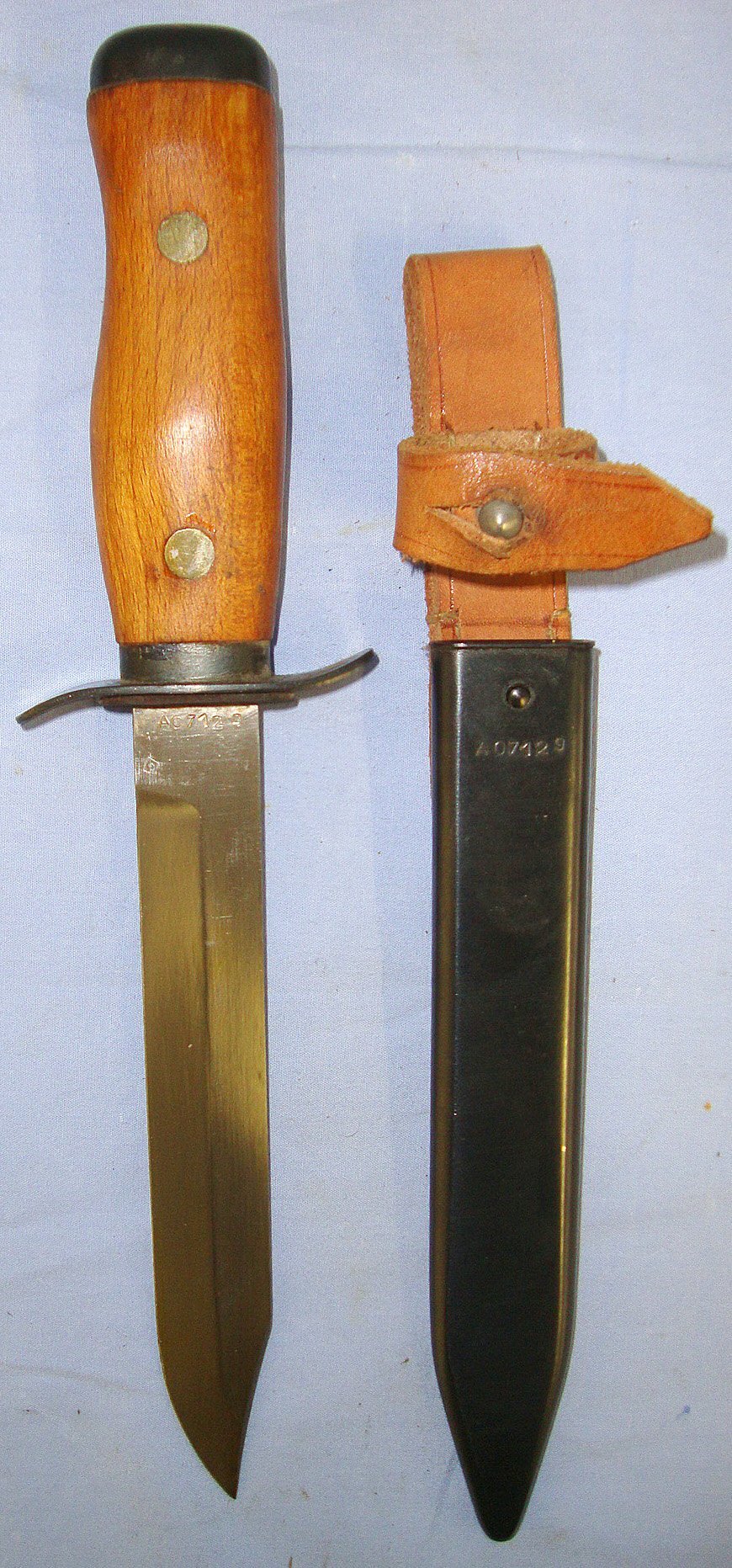 MATCHING NUMBERS**Cold War Era 1956 Dated Polish / Poland Army Special Forces Fighting Knife & Scabbard. Sn 23755 Knive