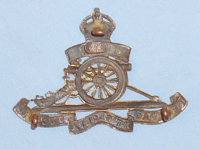  Scarce* WWI New Zealand Artillery Cap Badge by Gaunt & Sons London. BA 455. Scarce* WWI New Zealand Artillery Cap Badge by Gaunt & Sons London. BA 455.  Antique & Militaria
