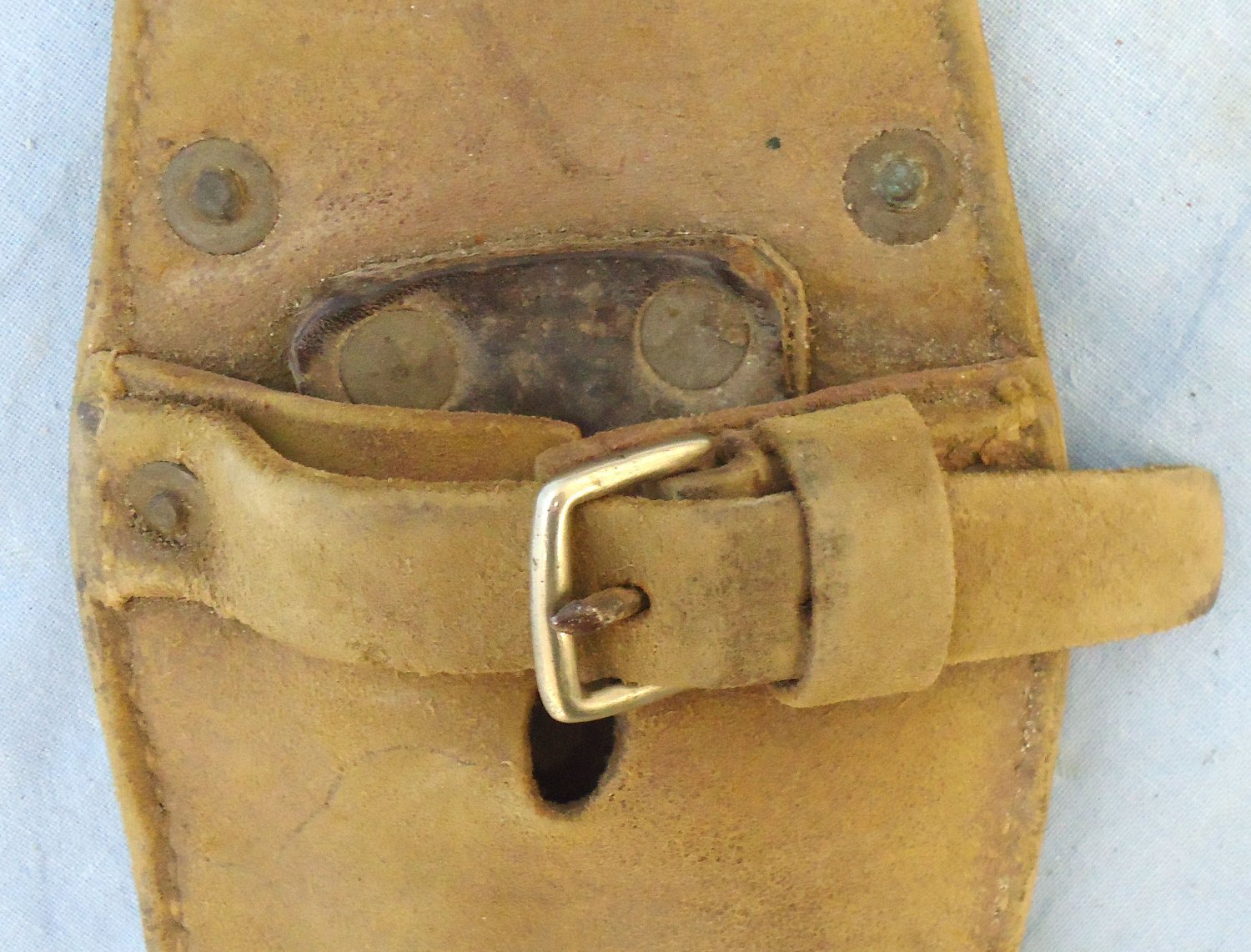  British, WW1 Era, General Service Buff Leather Bayonet Frog For The P 1907 Bayonet. - L 265 Bayonet