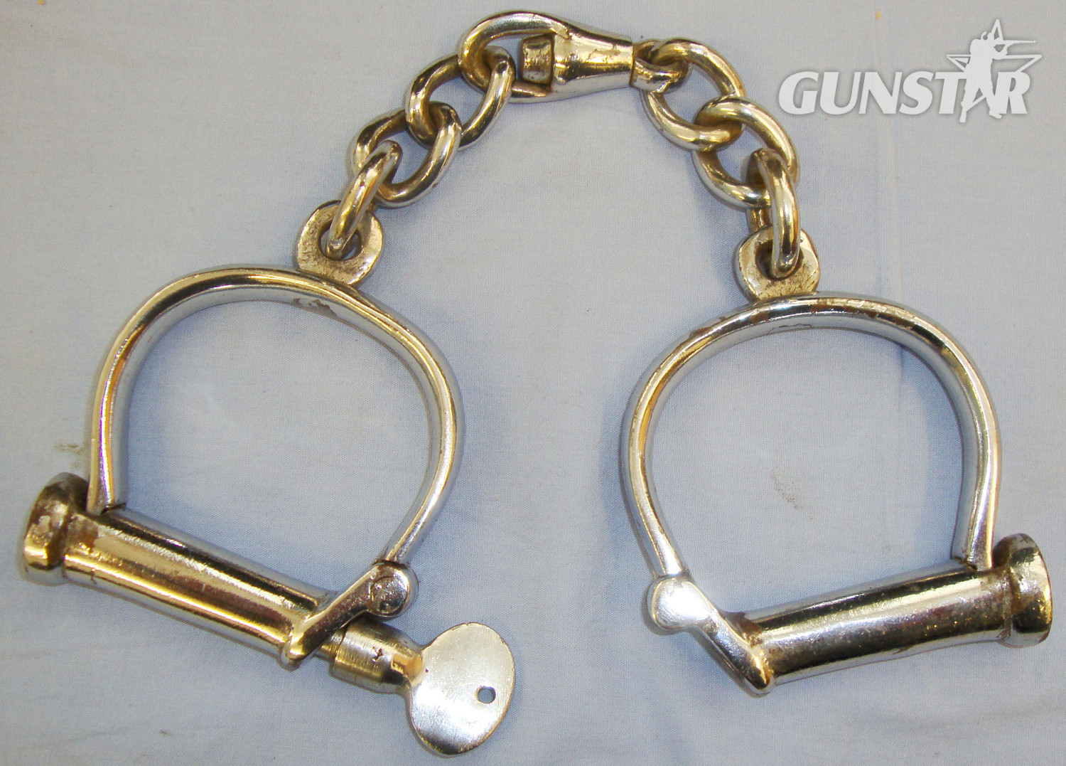  C1900 Pair of Original ‘Hiatt Darby 12’ Handcuffs with Key. PO 110. C1900 Pair of Original ‘Hiatt Darby 12’ Handcuffs with Key. PO 110. Antique & Militaria