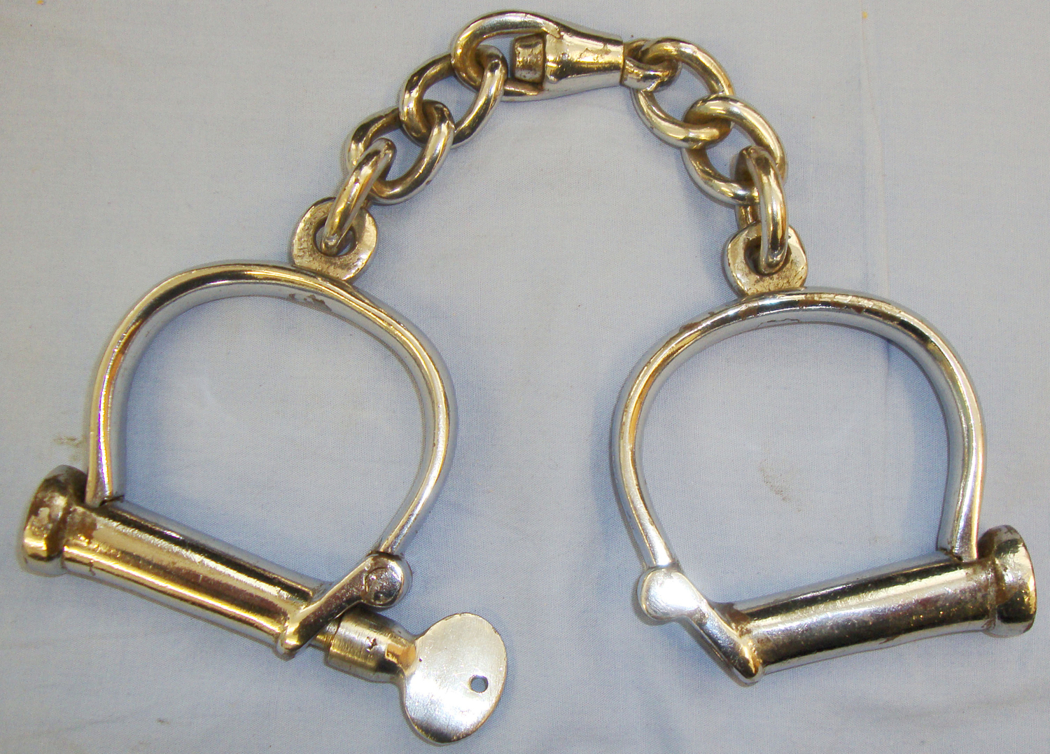  C1900 Pair of Original ‘Hiatt Darby 12’ Handcuffs with Key. PO 110. C1900 Pair of Original ‘Hiatt Darby 12’ Handcuffs with Key. PO 110. Antique & Militaria