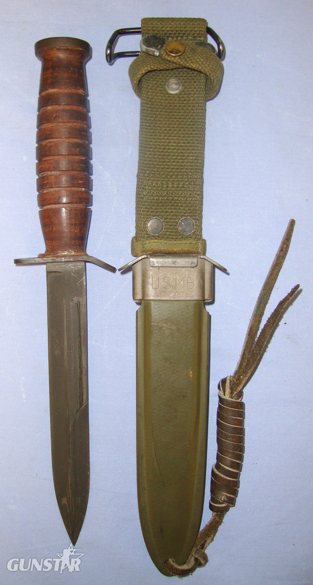 UN-ISSUED CONDITION**WW2 ‘KI’ (Kinfolks) M3 Fighting Knife & M8 Scabbard With Integral Frog By BM Co (Beckwith Manufacturing Company) & ‘VP’ (Victory Plastics) & Coiled Leather Thigh Cord. ED 889 Dagger in 
