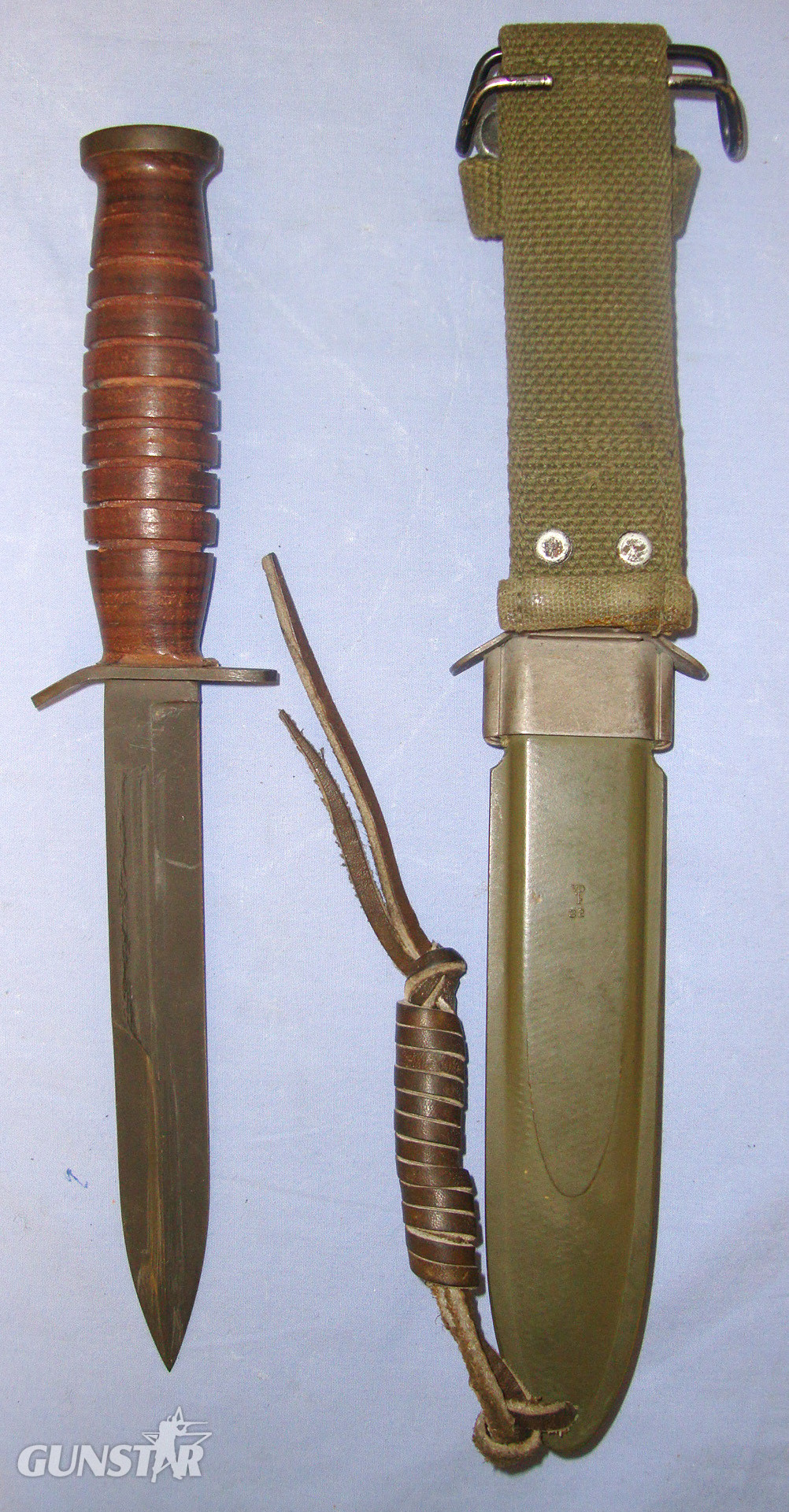  UN-ISSUED CONDITION**WW2 ‘KI’ (Kinfolks) M3 Fighting Knife & M8 Scabbard With Integral Frog By BM Co (Beckwith Manufacturing Company) & ‘VP’ (Victory Plastics) & Coiled Leather Thigh Cord. ED 889 Dagger