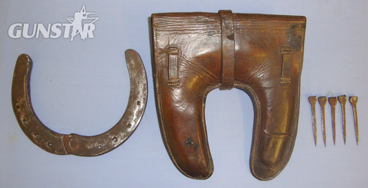  Boer War & WW1 Era British Cavalry Officer’s Leather Spare Horseshoe Carrier With Emergency Field Repair Adjustable Hinged Iron Horseshoe & 5 Period Iron Horseshoe Nails. Sn 21382  Antique & Militaria