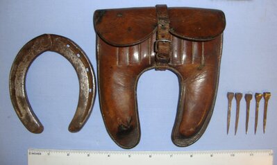 Boer War & WW1 Era British Cavalry Officer’s Leather Spare Horseshoe Carrier With Emergency Field Repair Adjustable Hinged Iron Horseshoe & 5 Period Iron Horseshoe Nails. Sn 21382  Antique & Militaria