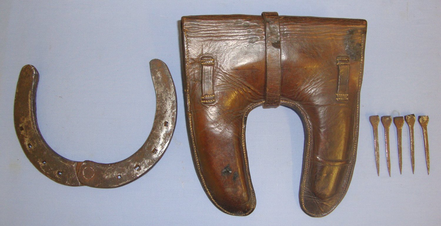  Boer War & WW1 Era British Cavalry Officer’s Leather Spare Horseshoe Carrier With Emergency Field Repair Adjustable Hinged Iron Horseshoe & 5 Period Iron Horseshoe Nails. Sn 21382  Antique & Militaria
