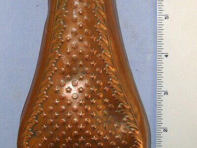 C 1830\'s Gun Size James Dixon & Sons Sheffield Fire Proof Quick Loading Black Powder Flask With Copper Body Decorated With Intricate Stars & Circles & Brass Graduated Sprung Brass Nozzle Charger. MISC 836  Antique & Militaria
