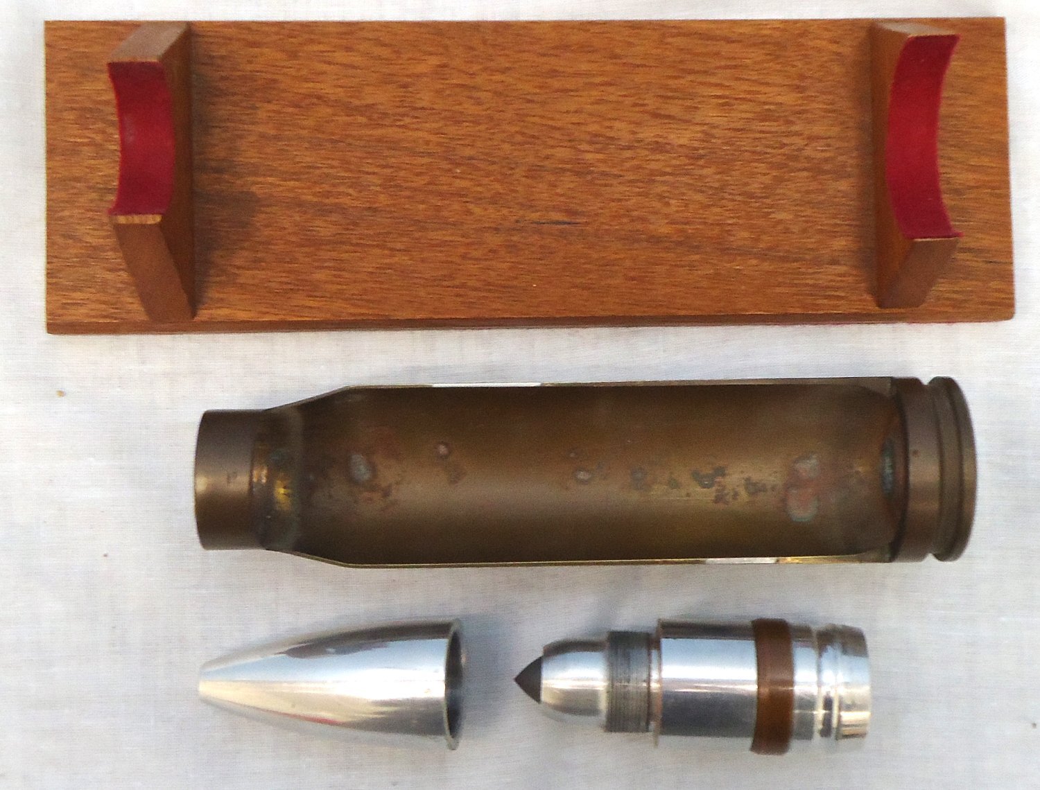  INERT DEACTIVATED. Unfired, 1970 Dated, British 30mm Rarden (30 x 170) FACTORY DISPLAY, APCR (Armour Piercing Composite Rigid) (Tungstun Uncored) Cannon Round For The Warrior, Scimitar And Fox Armoured Vehicles. - O 2195 INERT DEACTIVATED. Unfired, 1970 Dated, British 30mm Rarden (30 x 170) FACTORY DISPLAY, APCR (Armour Piercing Composite Rigid) (Tungstun Uncored) Cannon Round For The Warrior, Scimitar And Fox Armoured Vehicles. - O 2195  Other Ammunition