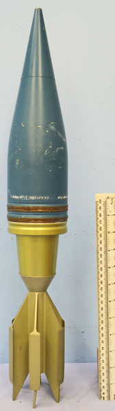INERT DEACTIVATED. Rare Unfired Cockerell 90mm gun (90x352) Target Practice Trace HEAT-T (High Explosive Anti-Tank/Trace) (M620A1) (Fin Stabilised , Hollow Charge) Projectile for the Cockerell Mk3-MA1 90mm gun. - O 1857 INERT DEACTIVATED. Rare Unfired Cockerell 90mm gun (90x352) Target Practice Trace HEAT-T (High Explosive Anti-Tank/Trace) (M620A1) (Fin Stabilised , Hollow Charge) Projectile for the Cockerell Mk3-MA1 90mm gun. - O 1857  Other Ammunition - {CATEGORY} in 