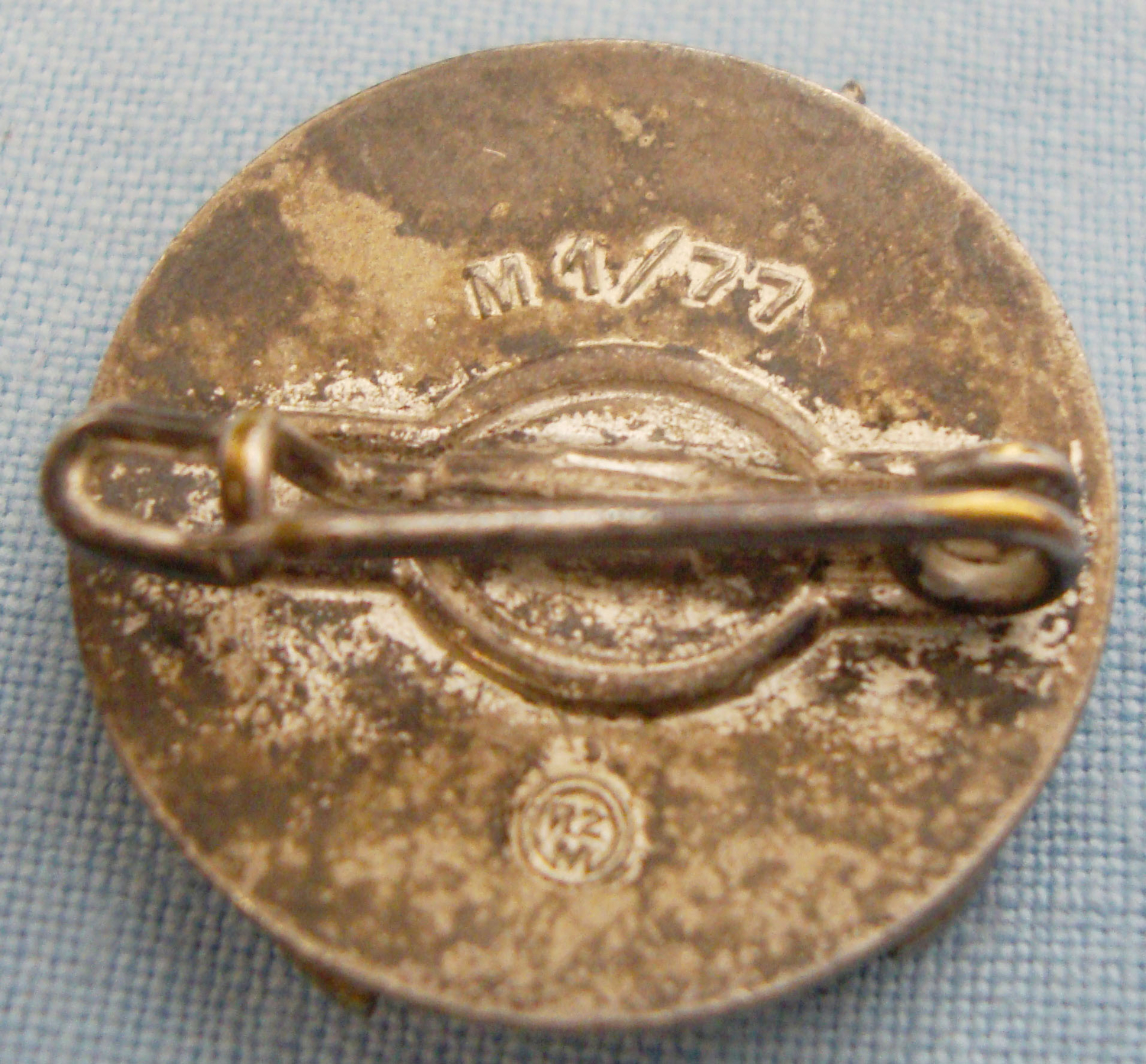 Maker Marked* Nazi H.J. (Hitler Youth) Proficiant Shooters Badge with Pin. BA 425. Maker Marked* Nazi H.J. (Hitler Youth) Proficiant Shooters Badge with Pin. BA 425. Antique & Militaria