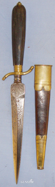 Victorian Era Italian Hunting Style Dagger with Etched blade and Polished Buffalo Horn Grips. 19917:9. Hunting Knive in 
