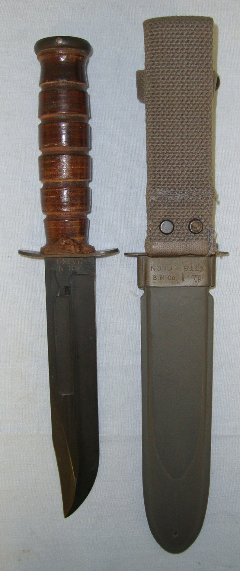  MINT**WW2 USN MK 2 (United States Navy Mark 2) Camillus NY (Cutlery Company New York) Ka-Bar Fighting Knife With USN Mark 2 Grey Plastic Scabbard By BM Co (Beckwith Manufacturing Company & VP (Victory Plastics). Sn 20880 Knive