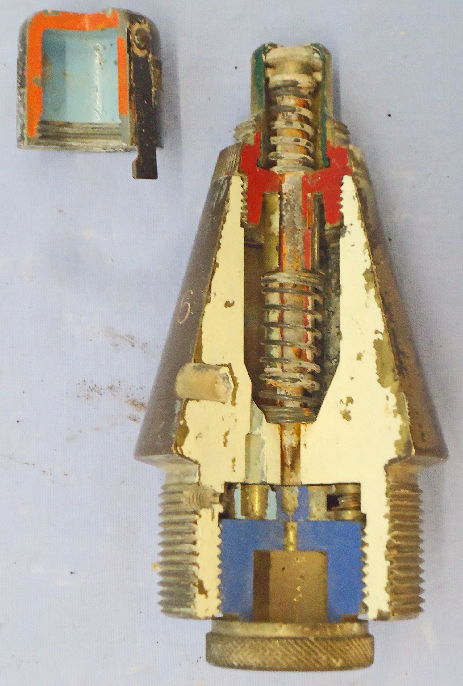  INERT DEACTIVATED. British, Quarter Sectioned, Instruction, No 117 MK 17/6 Impact Nose Fuze For British High Explosive Projectiles. - O 2123 INERT DEACTIVATED. This is a British No 117 Mark 17/6 nose impact fuze which has had a quarter section taken out of it for instruction purposes to reveal the inner workings. The fuze was used for British high explosive artillery projectiles. This brass in  Other Ammunition