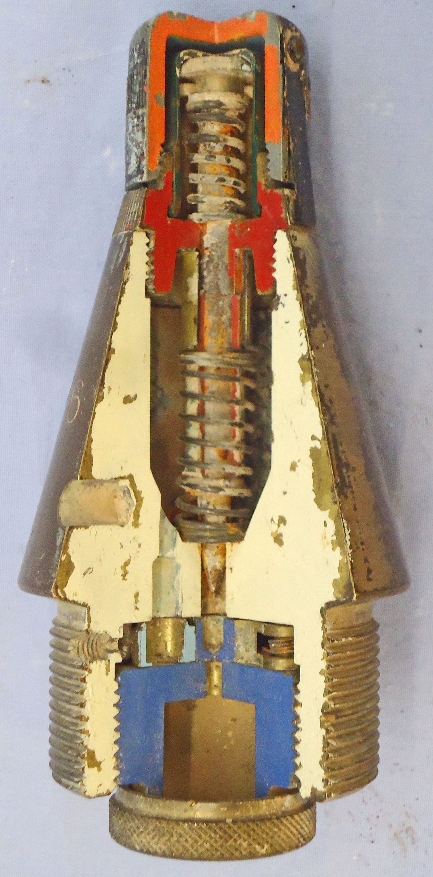 INERT DEACTIVATED. British, Quarter Sectioned, Instruction, No 117 MK 17/6 Impact Nose Fuze For British High Explosive Projectiles. - O 2123 INERT DEACTIVATED. This is a British No 117 Mark 17/6 nose impact fuze which has had a quarter section taken out of it for instruction purposes to reveal the inner workings. The fuze was used for British high explosive artillery projectiles. This brass in  Other Ammunition - {CATEGORY} in 