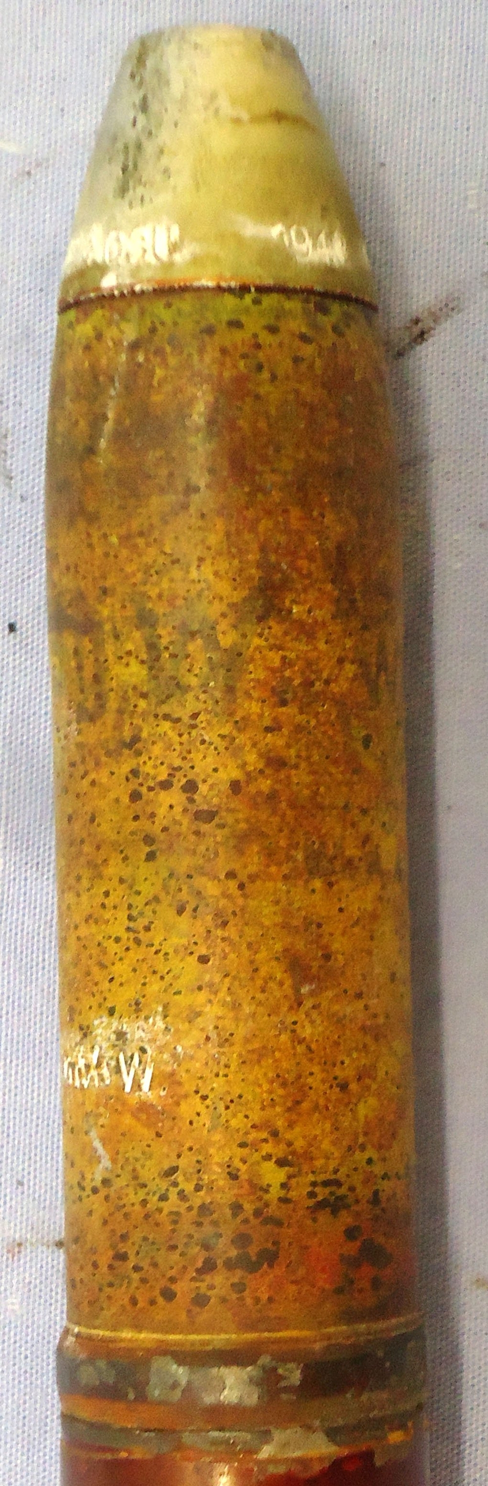 {CATEGORY} - INERT DEACTIVATED. WW2 German 20 mm Flak 28 and 29 (20x110RB) HE/T (High Explosive/Tracer) Flak Round. - O 2121 INERT DEACTIVATED. WW2 German 20 mm Flak 28 and 29 (20x110RB) HE/T (High Explosive/Tracer) Flak Round. - O 2121  Other Ammunition in 