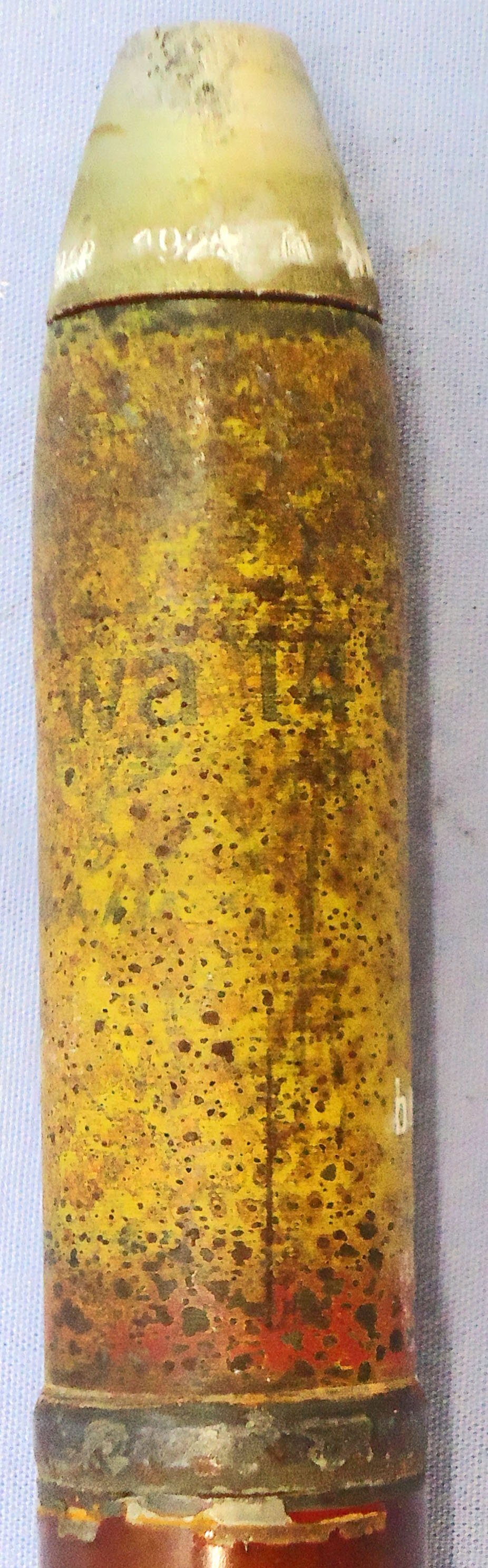 {CATEGORY} - INERT DEACTIVATED. WW2 German 20 mm Flak 28 and 29 (20x110RB) HE/T (High Explosive/Tracer) Flak Round. - O 2121 INERT DEACTIVATED. WW2 German 20 mm Flak 28 and 29 (20x110RB) HE/T (High Explosive/Tracer) Flak Round. - O 2121  Other Ammunition