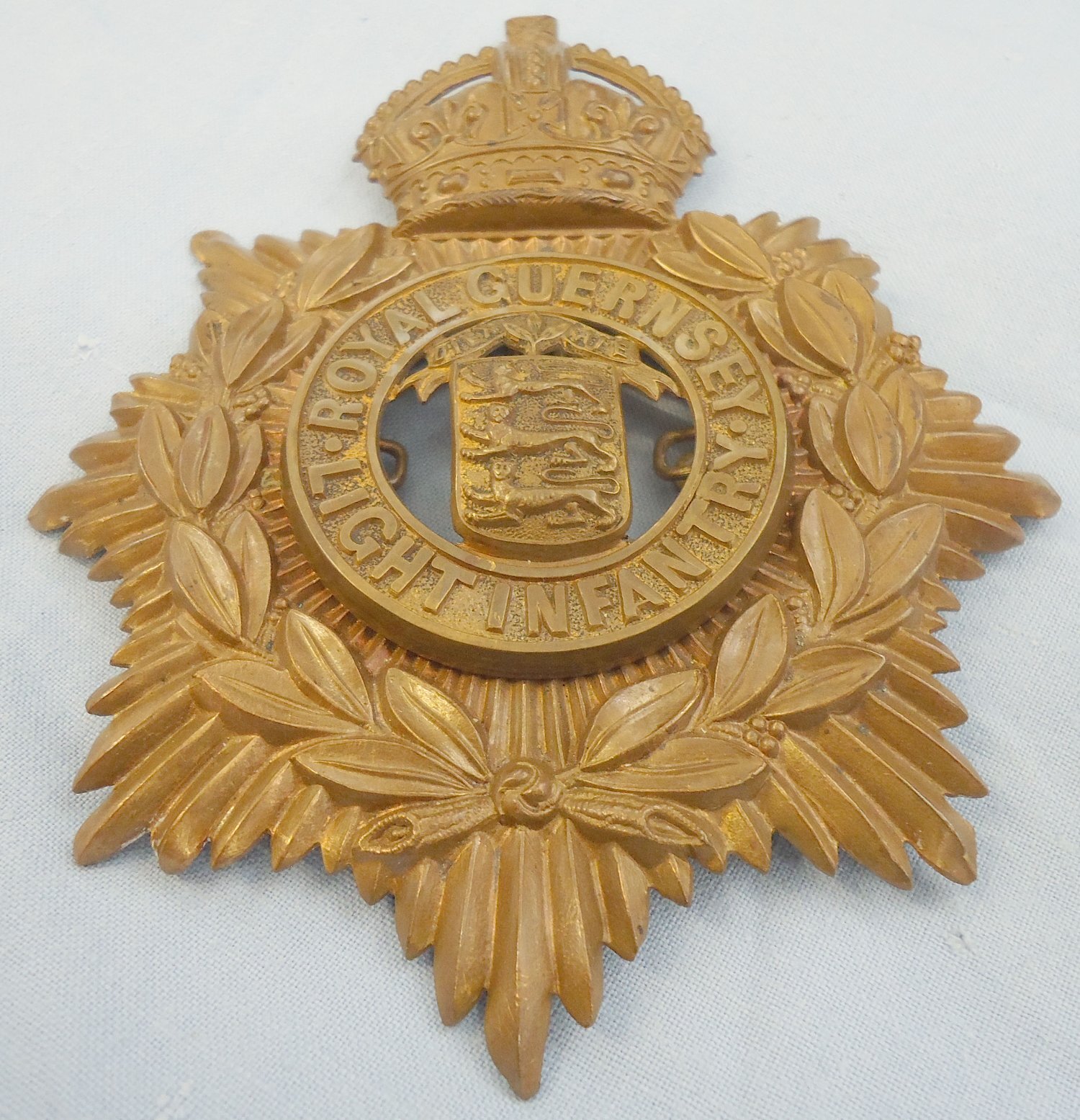  Royal Guernsey Light Infantry Helmet Plate. BA 880. Royal Guernsey Light Infantry Helmet Plate. BA 880.  Antique & Militaria