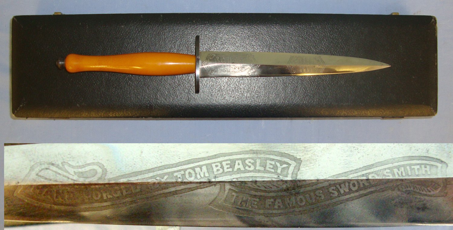 CASED****RARE**C1948 2 PANEL VERSION**Wilkinson Sword, Etched Banner ‘Hand Forged By Tom Beasley The Famous Sword Smith’ Fairbairn Sykes FS Fighting Knife With Correct 2 Etched & Blued Panels Hand Drawn Blade. Sn 21967:7 Knive