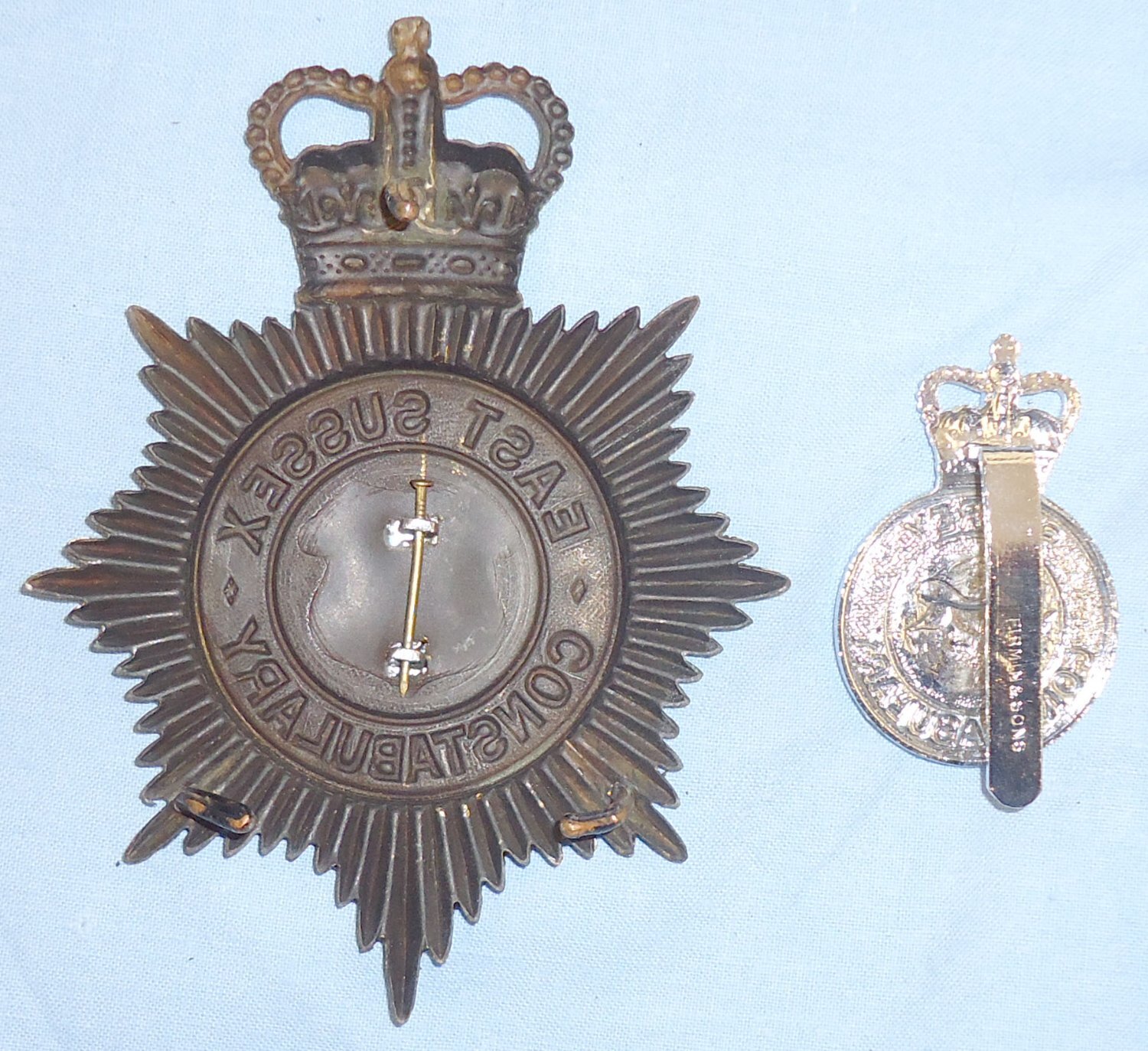 Pair* Surrey Constabulary Cap Badge & East Sussex Constabulary Helmet ‘Firmin & Sons’ Plate. BA 886. Pair* Surrey Constabulary Cap Badge & East Sussex Constabulary Helmet ‘Firmin & Sons’ Plate. BA 886.  Antique & Militaria
