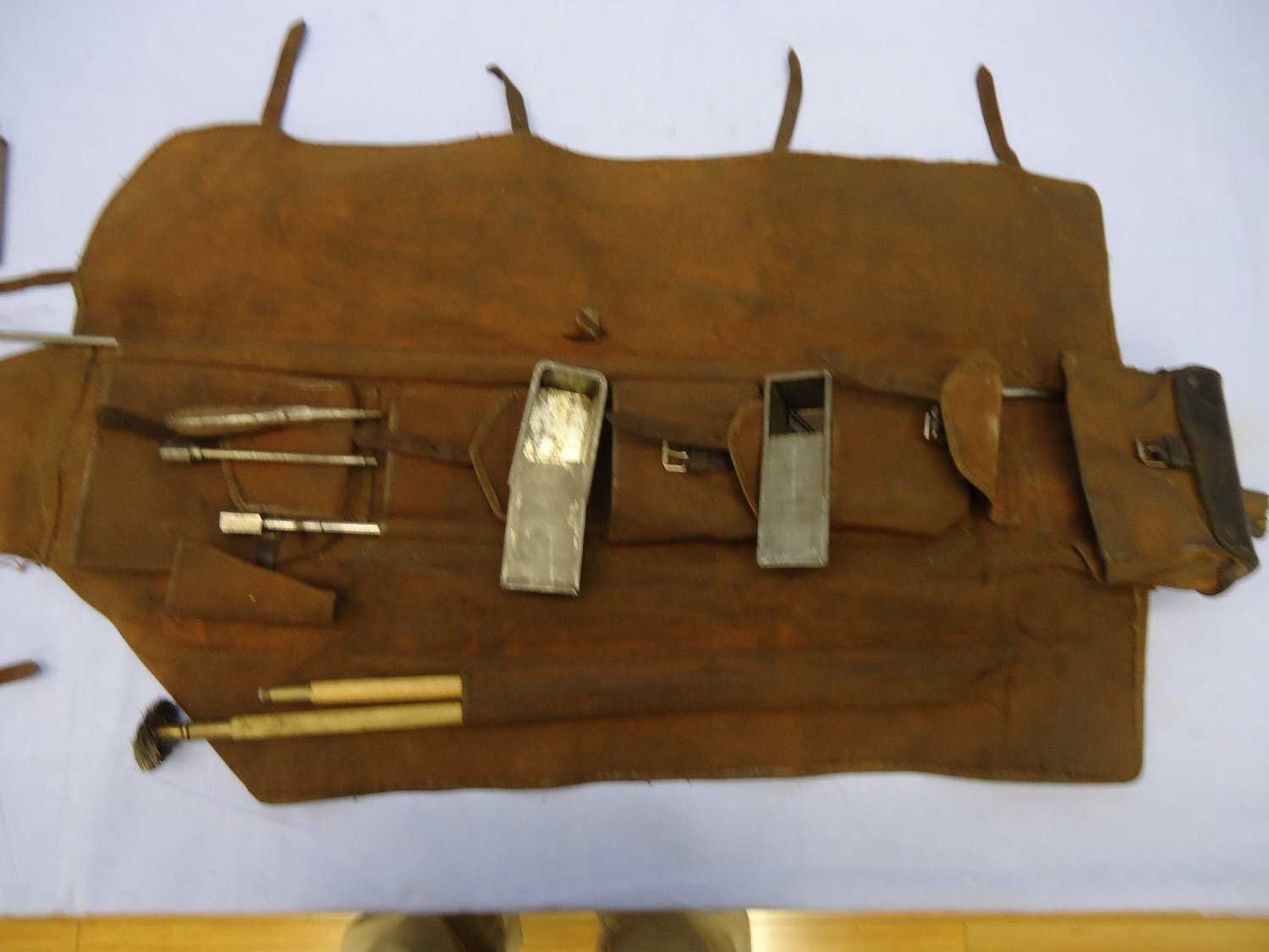 RARE** British, WW1, 1918 Dated Lewis Machine Gun Fields Tool with Leather Maintenance Kit Pouch. Canvas Holdall with Handles & Blue & White Formation Patch. Sn - 23200:1 Various Machine Gun - {CATEGORY}