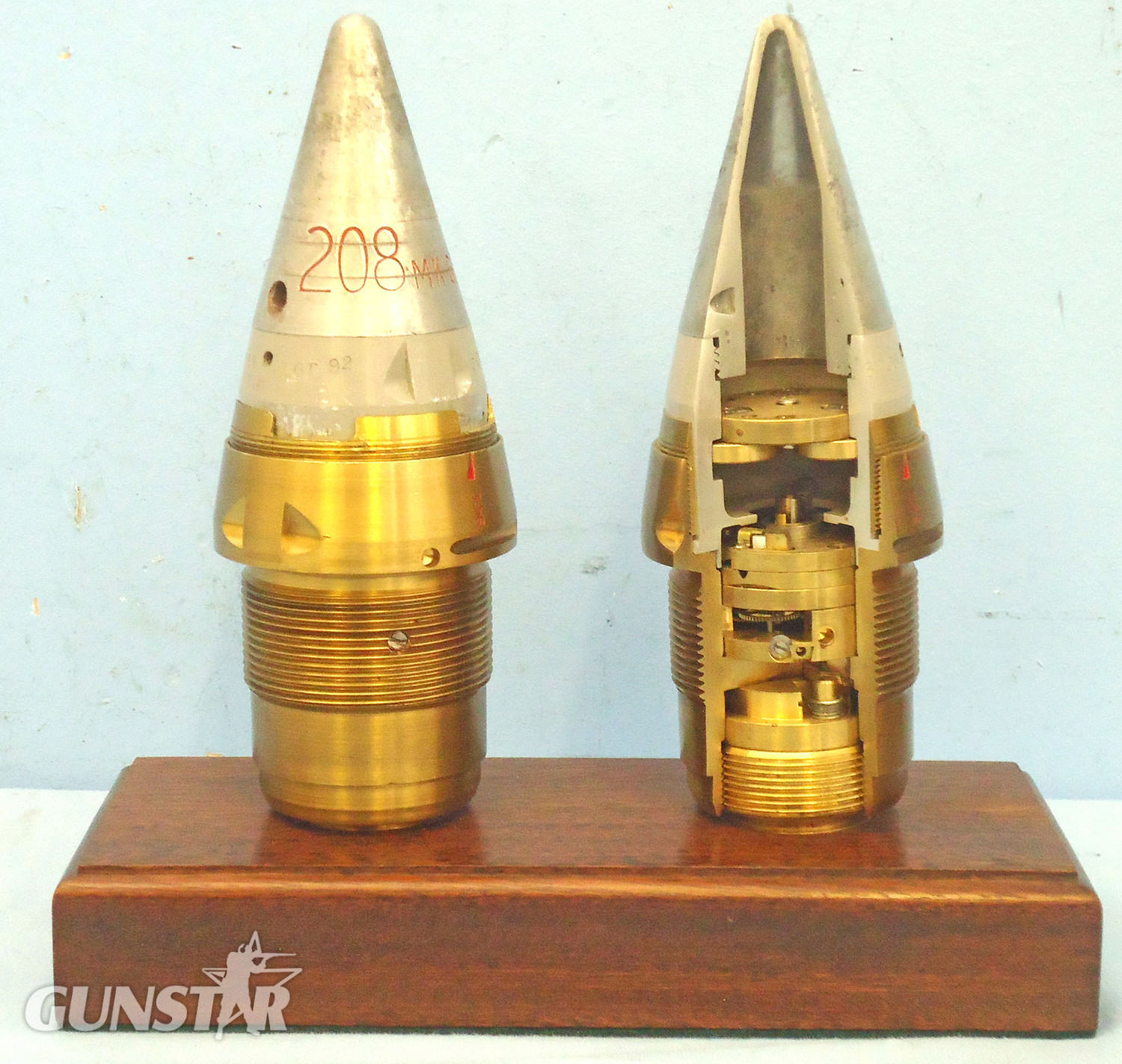 INERT. Pair Of Unfired British No 208 Mk 6/2 Clockwork Fuzes Converted To No 208 Mk 8/1 Fuzes. One In A Quarter Section & One Unsectioned For The British 3.7, 4.5 & 5.25 Inch Anti-aircraft Gun. Inch Anti-aircraft Guns On A Mahogany Display Plinth. - O 195 INERT. Pair Of Unfired British No 208 Mk 6/2 Clockwork Fuzes Converted To No 208 Mk 8/1 Fuzes. One In A Quarter Section & One Unsectioned For The British 3.7, 4.5 & 5.25 Inch Anti-aircraft Gun. Inch Anti-aircraft Guns On A Mahogany Display Plinth. - O 195  Other Ammunition in 