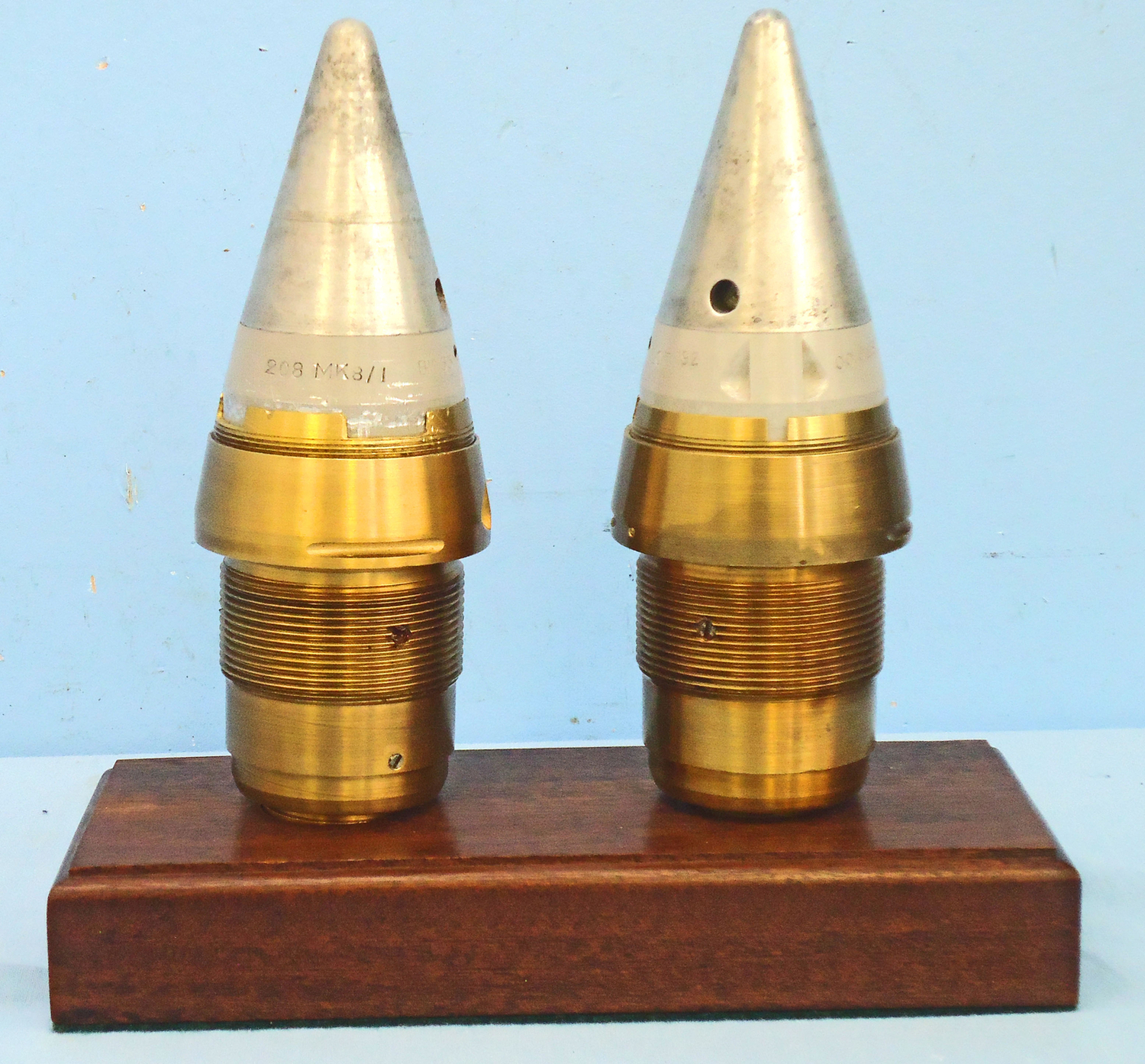 INERT. Pair Of Unfired British No 208 Mk 6/2 Clockwork Fuzes Converted To No 208 Mk 8/1 Fuzes. One In A Quarter Section & One Unsectioned For The British 3.7, 4.5 & 5.25 Inch Anti-aircraft Gun. Inch Anti-aircraft Guns On A Mahogany Display Plinth. - O 195 INERT. Pair Of Unfired British No 208 Mk 6/2 Clockwork Fuzes Converted To No 208 Mk 8/1 Fuzes. One In A Quarter Section & One Unsectioned For The British 3.7, 4.5 & 5.25 Inch Anti-aircraft Gun. Inch Anti-aircraft Guns On A Mahogany Display Plinth. - O 195  Other Ammunition