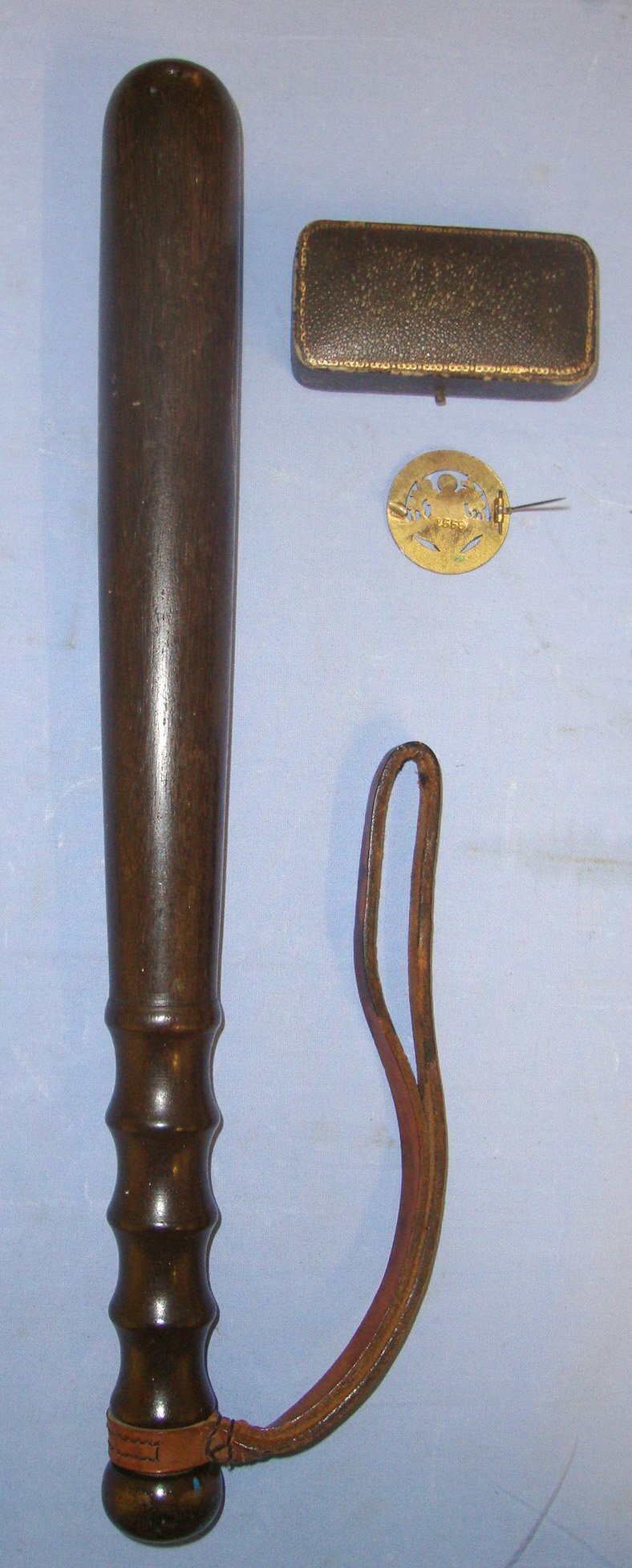  RARE**WW1 Era 1914-1919, Manchester Special Constable\'s Lignum Vitae Tropical Hardwood Polychrome Decorated Presentation Truncheon By J Tyzack & Son Sheffield With King’s Crown, Heraldic Arms & Associated Cased KC City Of Manchester SC\'s Pin Badge. Sn  Antique & Militaria