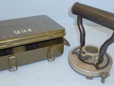 M28 Fuze Setter for 105 mm Pack Howitzer and Transport Case. O 2114. M28 Fuze Setter for 105 mm Pack Howitzer and Transport Case. O 2114.  Antique & Militaria
