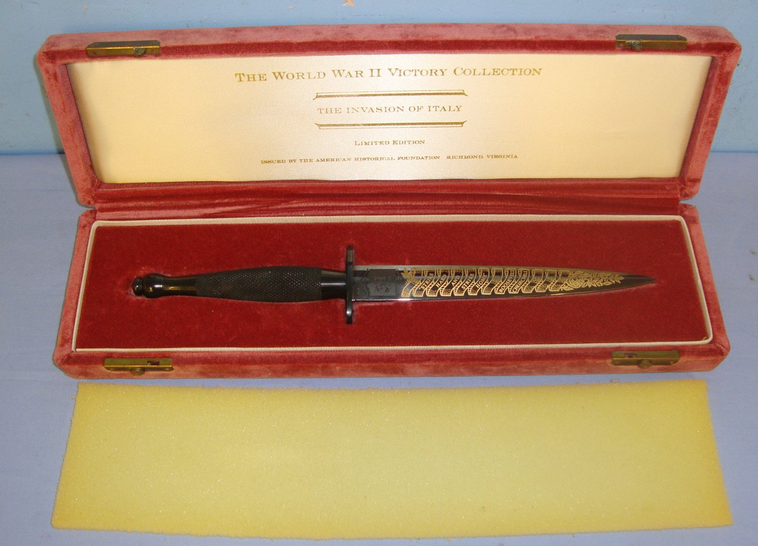  Cased Limited Edition (No.673 of 2,500) Commemorative Fairbairn Sykes 2nd Pattern FS Fighting Knife \'The Invasion Of Italy\' By Wilkinson Sword With Etched Blade From The WW2 Victory Collection By The American Historical Foundation. Sn 21380 Knive