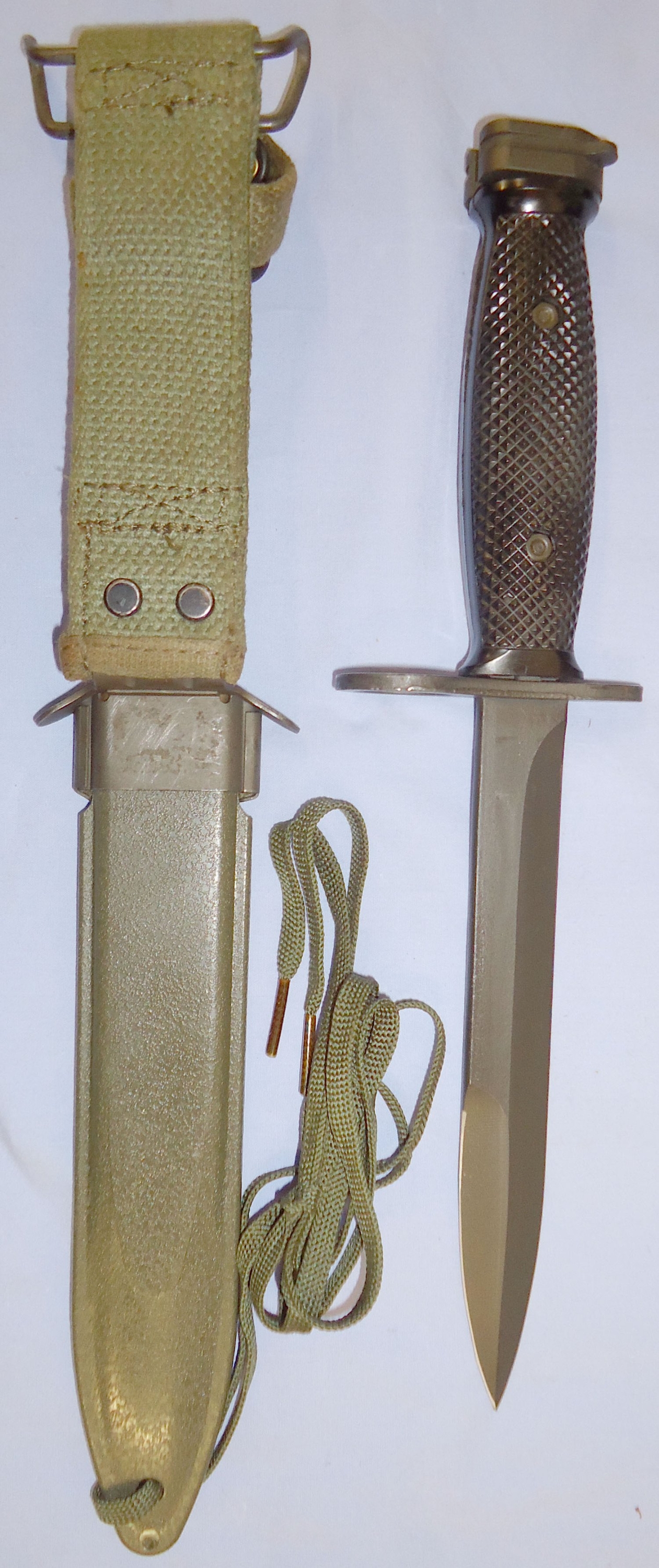  Scarce* U.S M7 Bayonet & M8A1 Sheath by Manufacturer Colt for the M16 Rifle. 22233. Bayonet