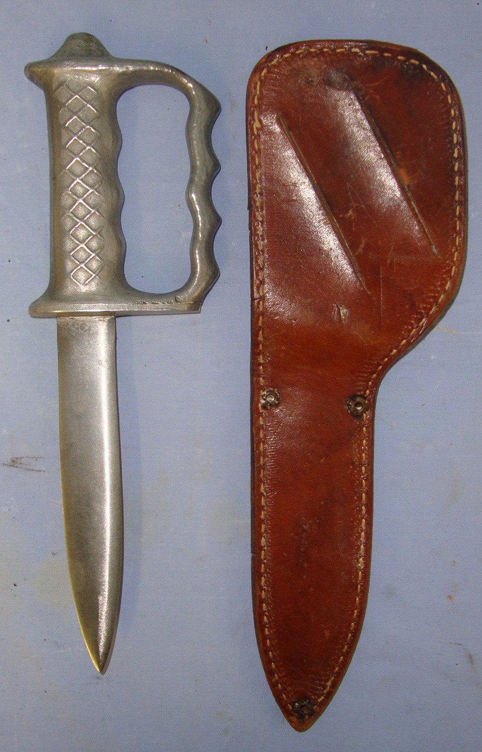  RARE**ORIGINAL**WW1 / WW2 Alloy Hilt New Zealand Army Knuckle Fighting Knife With Original Correct Original Scabbard. Sn 22672 Dagger