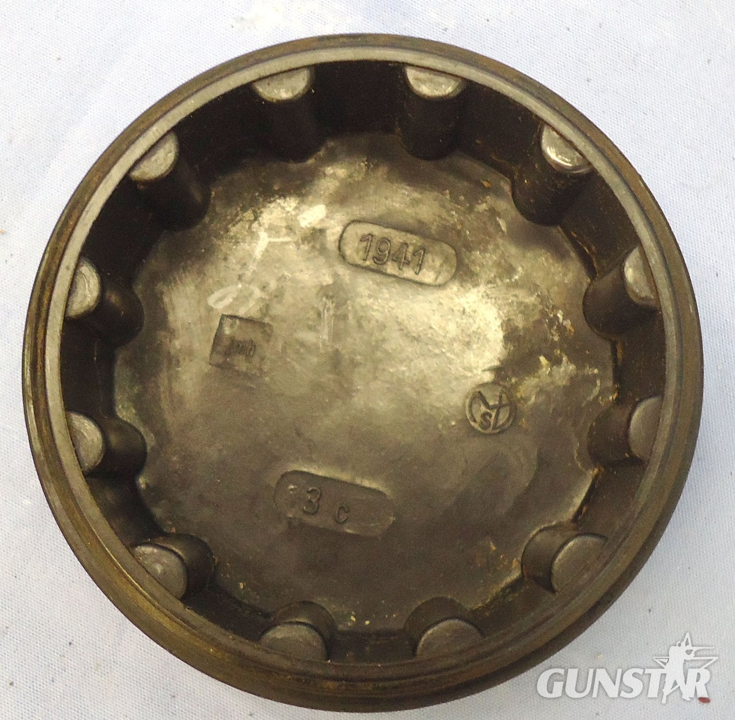 {CATEGORY} - INERT DEACTIVATED, WW2, German No 35 Instant Electrical Bomb Fuze And Bakelite Transit Container. - O 2140 INERT DEACTIVATED, WW2, German No 35 Instant Electrical Bomb Fuze And Bakelite Transit Container. - O 2140  Other Ammunition in 