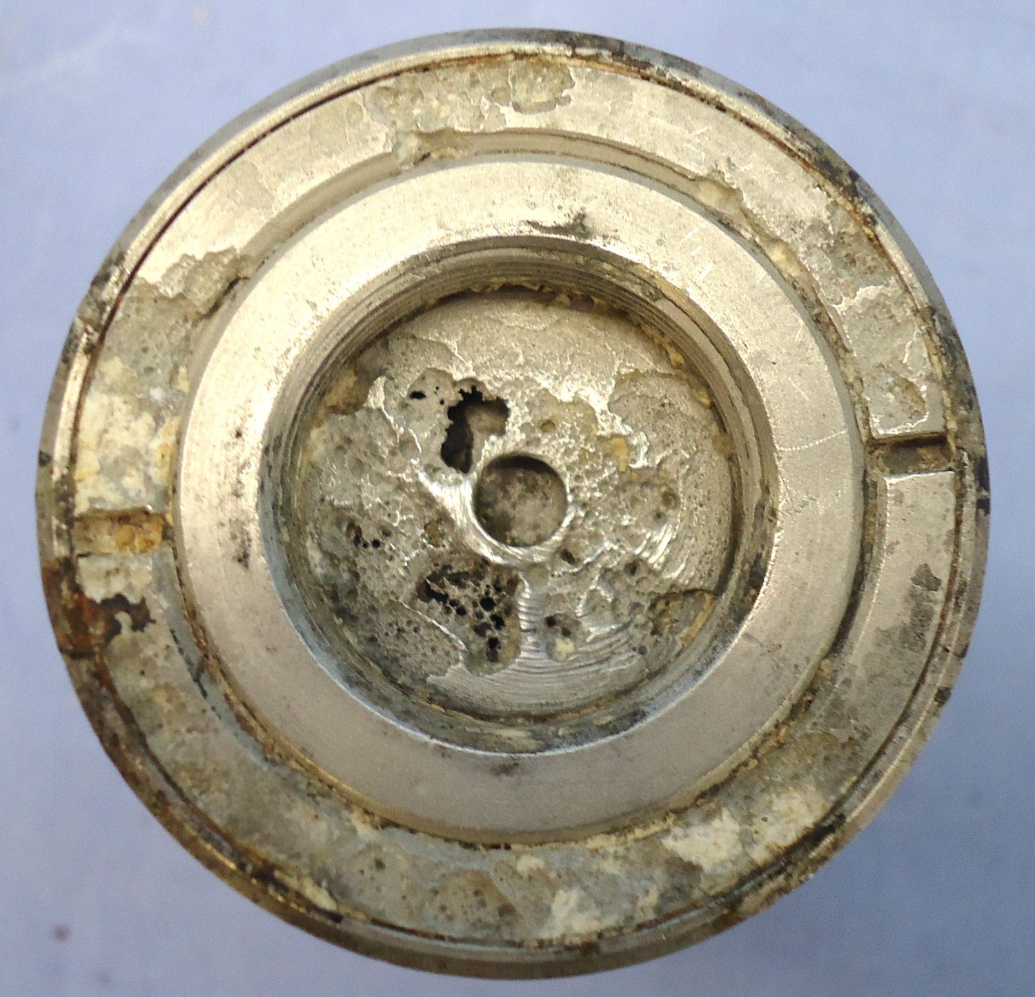 INERT DEACTIVATED, WW2, German No 35 Instant Electrical Bomb Fuze And Bakelite Transit Container. - O 2140 INERT DEACTIVATED, WW2, German No 35 Instant Electrical Bomb Fuze And Bakelite Transit Container. - O 2140  Other Ammunition - {CATEGORY}