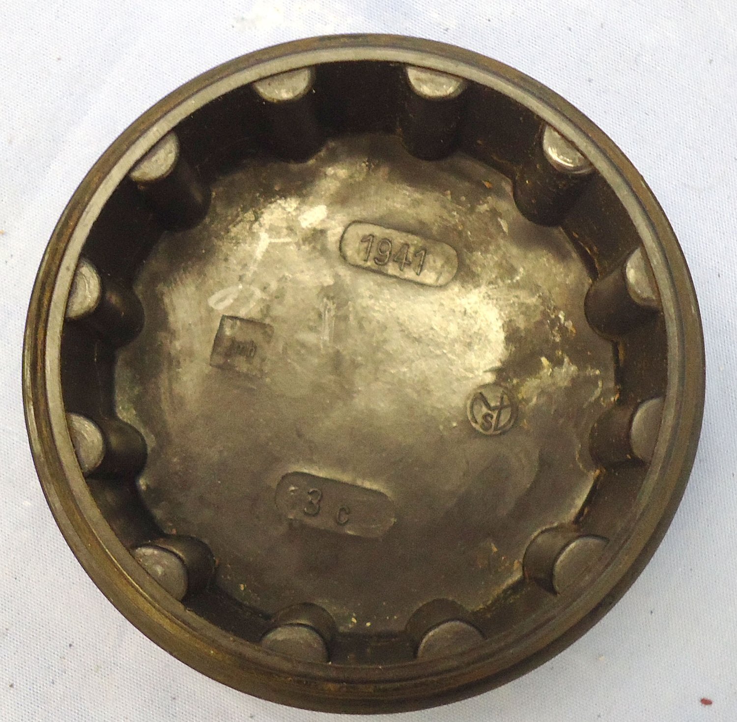{CATEGORY} - INERT DEACTIVATED, WW2, German No 35 Instant Electrical Bomb Fuze And Bakelite Transit Container. - O 2140 INERT DEACTIVATED, WW2, German No 35 Instant Electrical Bomb Fuze And Bakelite Transit Container. - O 2140  Other Ammunition in 